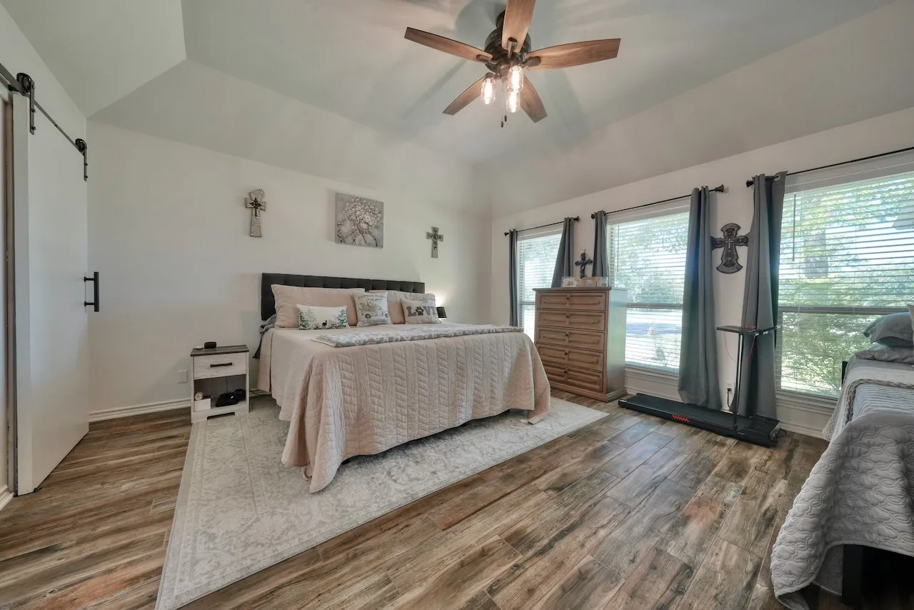 Single Family Residence For Sale in Smith County , 127 Clubview Drive, Hideaway, Texas 75771, 3 Bedroom, 2 Bathroom, 2 Garage spaces, 1,997 Sqft, built in 1992, mls#21365281, Real Estate Agent in Hideaway, Homes For Sale in Smith county, Homes For Sale in Hideaway, Realtor in Hideaway Texas, Real Estate Brokerage Independent Realty Texas, Luminita Cordes Realtor