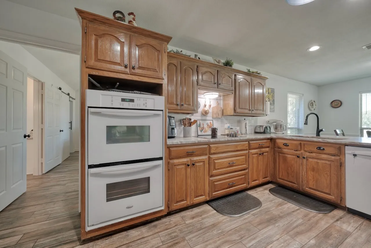 Single Family Residence For Sale in Smith County , 127 Clubview Drive, Hideaway, Texas 75771, 3 Bedroom, 2 Bathroom, 2 Garage spaces, 1,997 Sqft, built in 1992, mls#21365281, Real Estate Agent in Hideaway, Homes For Sale in Smith county, Homes For Sale in Hideaway, Realtor in Hideaway Texas, Real Estate Brokerage Independent Realty Texas, Luminita Cordes Realtor