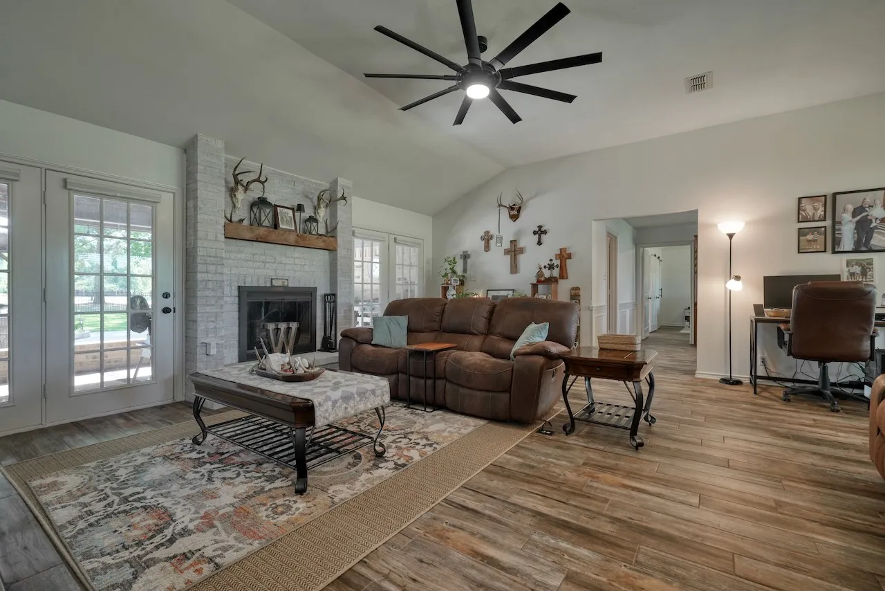 Single Family Residence For Sale in Smith County , 127 Clubview Drive, Hideaway, Texas 75771, 3 Bedroom, 2 Bathroom, 2 Garage spaces, 1,997 Sqft, built in 1992, mls#21365281, Real Estate Agent in Hideaway, Homes For Sale in Smith county, Homes For Sale in Hideaway, Realtor in Hideaway Texas, Real Estate Brokerage Independent Realty Texas, Luminita Cordes Realtor