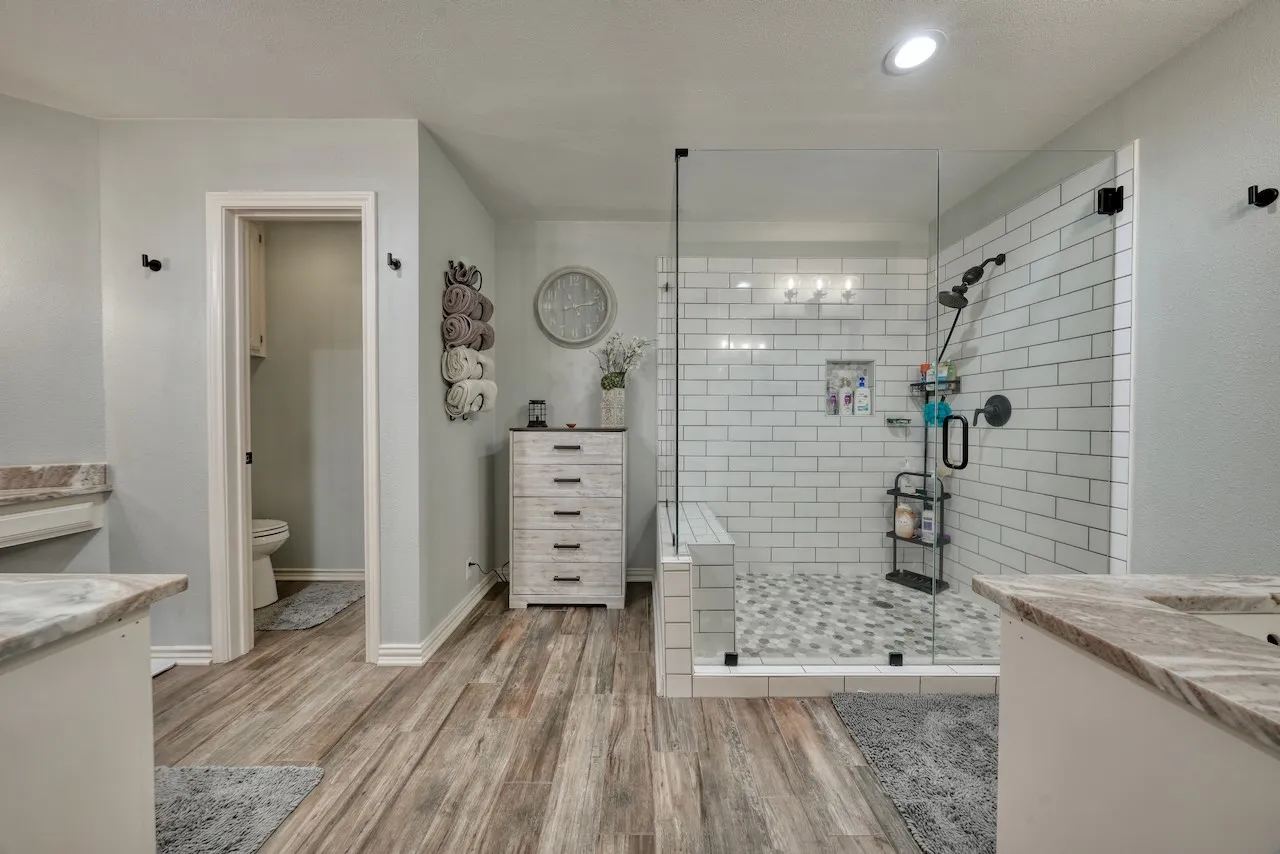 Single Family Residence For Sale in Smith County , 127 Clubview Drive, Hideaway, Texas 75771, 3 Bedroom, 2 Bathroom, 2 Garage spaces, 1,997 Sqft, built in 1992, mls#21365281, Real Estate Agent in Hideaway, Homes For Sale in Smith county, Homes For Sale in Hideaway, Realtor in Hideaway Texas, Real Estate Brokerage Independent Realty Texas, Luminita Cordes Realtor