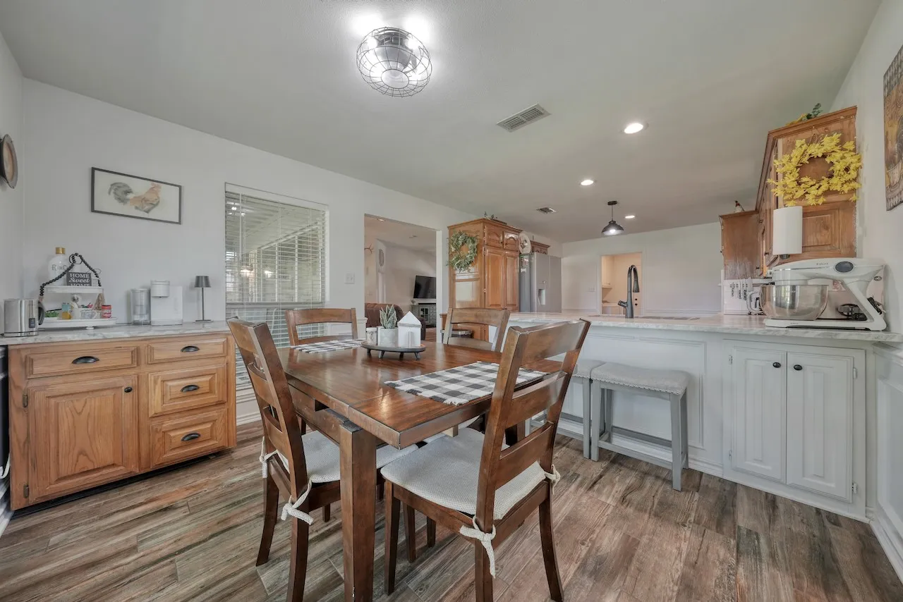 Single Family Residence For Sale in Smith County , 127 Clubview Drive, Hideaway, Texas 75771, 3 Bedroom, 2 Bathroom, 2 Garage spaces, 1,997 Sqft, built in 1992, mls#21365281, Real Estate Agent in Hideaway, Homes For Sale in Smith county, Homes For Sale in Hideaway, Realtor in Hideaway Texas, Real Estate Brokerage Independent Realty Texas, Luminita Cordes Realtor