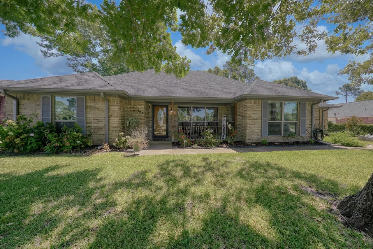 Single Family Residence For Sale in Smith County , 127 Clubview Drive, Hideaway, Texas 75771, 3 Bedroom, 2 Bathroom, 2 Garage spaces, 1,997 Sqft, built in 1992, mls#21365281, Real Estate Agent in Hideaway, Homes For Sale in Smith county, Homes For Sale in Hideaway, Realtor in Hideaway Texas, Real Estate Brokerage Independent Realty Texas, Luminita Cordes Realtor