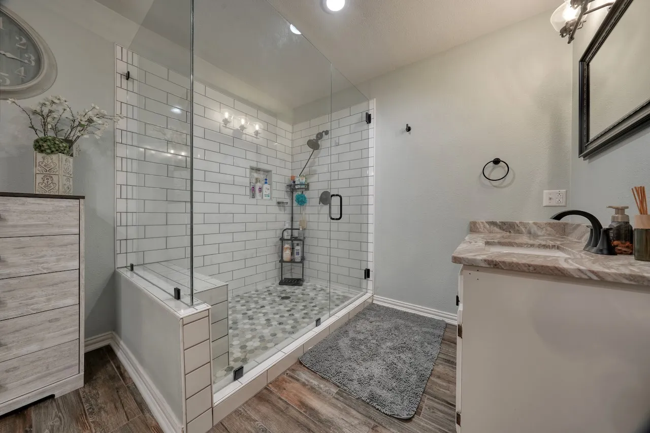Single Family Residence For Sale in Smith County , 127 Clubview Drive, Hideaway, Texas 75771, 3 Bedroom, 2 Bathroom, 2 Garage spaces, 1,997 Sqft, built in 1992, mls#21365281, Real Estate Agent in Hideaway, Homes For Sale in Smith county, Homes For Sale in Hideaway, Realtor in Hideaway Texas, Real Estate Brokerage Independent Realty Texas, Luminita Cordes Realtor