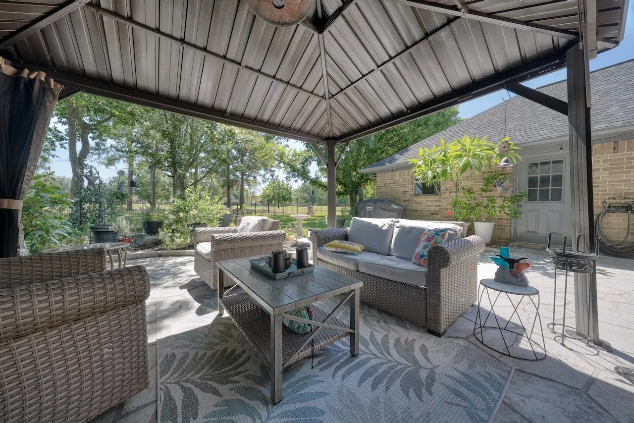 Single Family Residence For Sale in Smith County , 127 Clubview Drive, Hideaway, Texas 75771, 3 Bedroom, 2 Bathroom, 2 Garage spaces, 1,997 Sqft, built in 1992, mls#21365281, Real Estate Agent in Hideaway, Homes For Sale in Smith county, Homes For Sale in Hideaway, Realtor in Hideaway Texas, Real Estate Brokerage Independent Realty Texas, Luminita Cordes Realtor