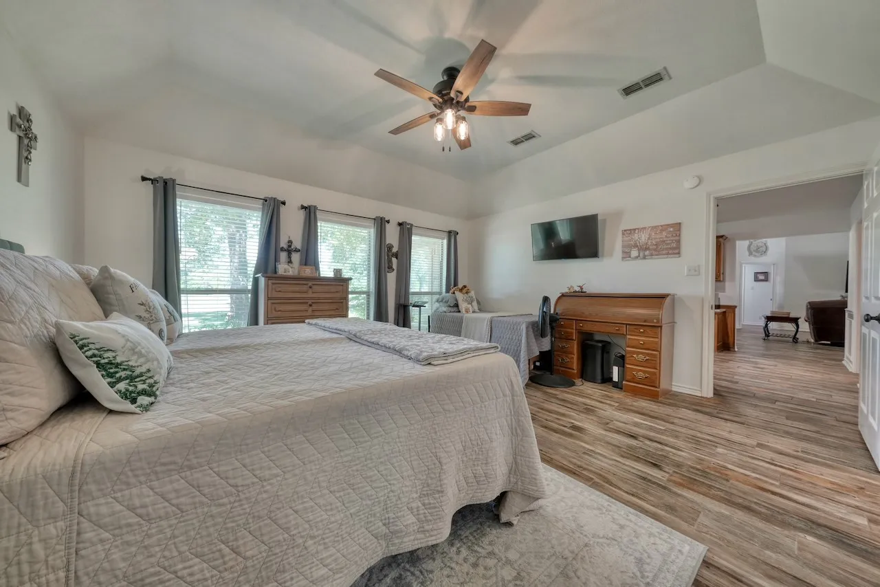 Single Family Residence For Sale in Smith County , 127 Clubview Drive, Hideaway, Texas 75771, 3 Bedroom, 2 Bathroom, 2 Garage spaces, 1,997 Sqft, built in 1992, mls#21365281, Real Estate Agent in Hideaway, Homes For Sale in Smith county, Homes For Sale in Hideaway, Realtor in Hideaway Texas, Real Estate Brokerage Independent Realty Texas, Luminita Cordes Realtor