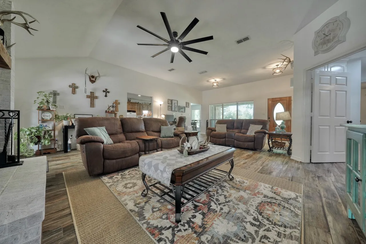 Single Family Residence For Sale in Smith County , 127 Clubview Drive, Hideaway, Texas 75771, 3 Bedroom, 2 Bathroom, 2 Garage spaces, 1,997 Sqft, built in 1992, mls#21365281, Real Estate Agent in Hideaway, Homes For Sale in Smith county, Homes For Sale in Hideaway, Realtor in Hideaway Texas, Real Estate Brokerage Independent Realty Texas, Luminita Cordes Realtor