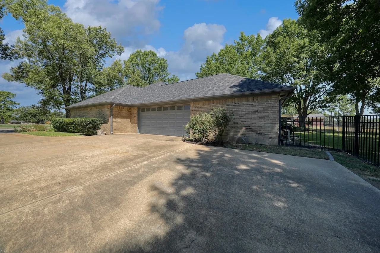 Single Family Residence For Sale in Smith County , 127 Clubview Drive, Hideaway, Texas 75771, 3 Bedroom, 2 Bathroom, 2 Garage spaces, 1,997 Sqft, built in 1992, mls#21365281, Real Estate Agent in Hideaway, Homes For Sale in Smith county, Homes For Sale in Hideaway, Realtor in Hideaway Texas, Real Estate Brokerage Independent Realty Texas, Luminita Cordes Realtor
