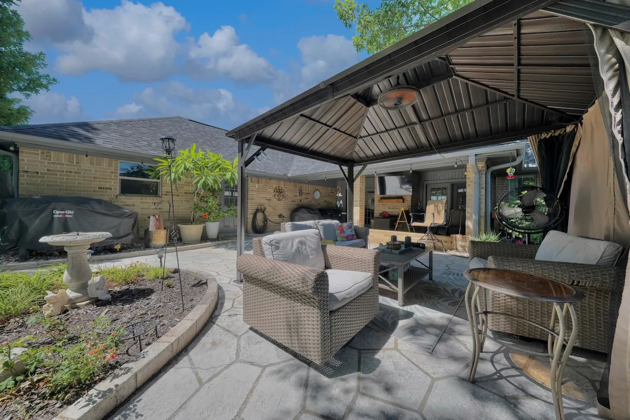 Single Family Residence For Sale in Smith County , 127 Clubview Drive, Hideaway, Texas 75771, 3 Bedroom, 2 Bathroom, 2 Garage spaces, 1,997 Sqft, built in 1992, mls#21365281, Real Estate Agent in Hideaway, Homes For Sale in Smith county, Homes For Sale in Hideaway, Realtor in Hideaway Texas, Real Estate Brokerage Independent Realty Texas, Luminita Cordes Realtor