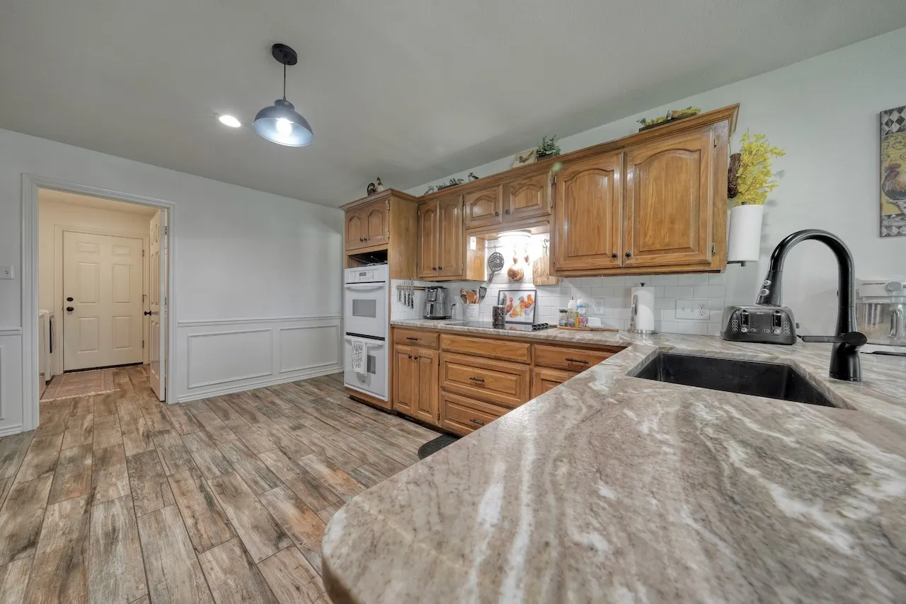 Single Family Residence For Sale in Smith County , 127 Clubview Drive, Hideaway, Texas 75771, 3 Bedroom, 2 Bathroom, 2 Garage spaces, 1,997 Sqft, built in 1992, mls#21365281, Real Estate Agent in Hideaway, Homes For Sale in Smith county, Homes For Sale in Hideaway, Realtor in Hideaway Texas, Real Estate Brokerage Independent Realty Texas, Luminita Cordes Realtor