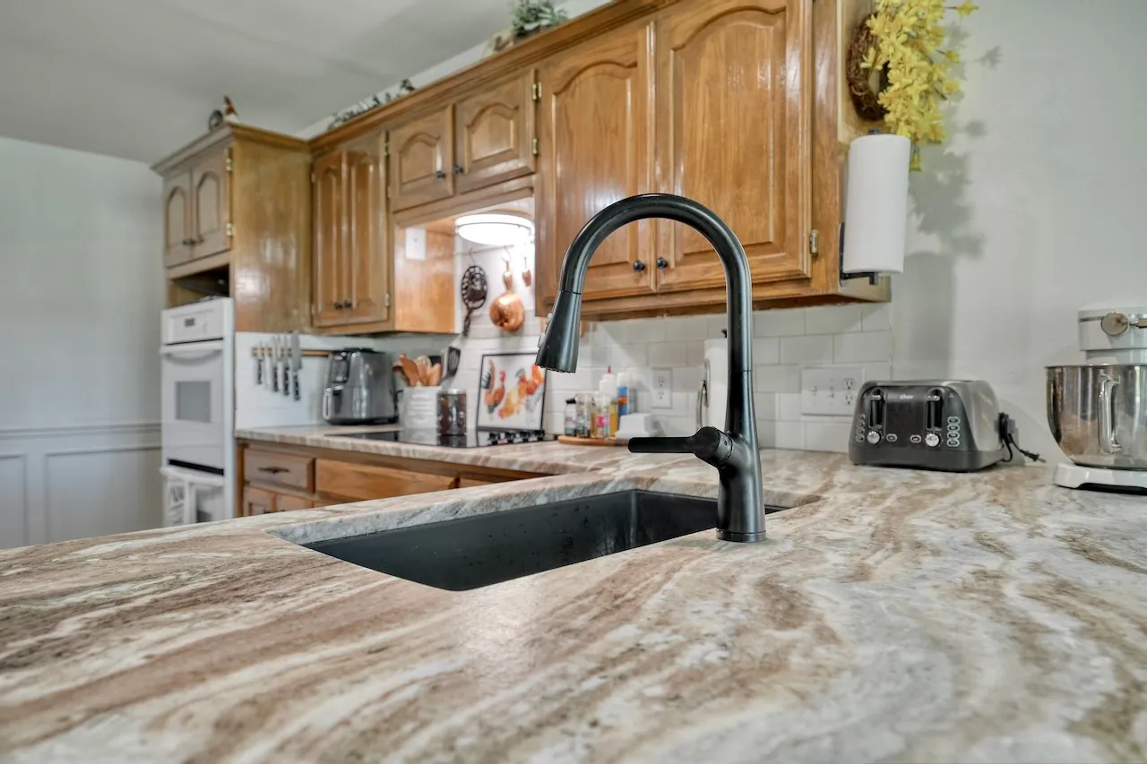 Single Family Residence For Sale in Smith County , 127 Clubview Drive, Hideaway, Texas 75771, 3 Bedroom, 2 Bathroom, 2 Garage spaces, 1,997 Sqft, built in 1992, mls#21365281, Real Estate Agent in Hideaway, Homes For Sale in Smith county, Homes For Sale in Hideaway, Realtor in Hideaway Texas, Real Estate Brokerage Independent Realty Texas, Luminita Cordes Realtor
