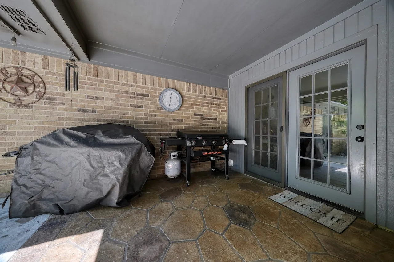 Single Family Residence For Sale in Smith County , 127 Clubview Drive, Hideaway, Texas 75771, 3 Bedroom, 2 Bathroom, 2 Garage spaces, 1,997 Sqft, built in 1992, mls#21365281, Real Estate Agent in Hideaway, Homes For Sale in Smith county, Homes For Sale in Hideaway, Realtor in Hideaway Texas, Real Estate Brokerage Independent Realty Texas, Luminita Cordes Realtor