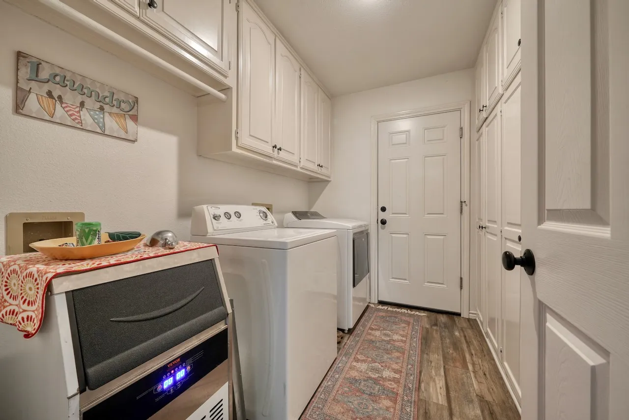 Single Family Residence For Sale in Smith County , 127 Clubview Drive, Hideaway, Texas 75771, 3 Bedroom, 2 Bathroom, 2 Garage spaces, 1,997 Sqft, built in 1992, mls#21365281, Real Estate Agent in Hideaway, Homes For Sale in Smith county, Homes For Sale in Hideaway, Realtor in Hideaway Texas, Real Estate Brokerage Independent Realty Texas, Luminita Cordes Realtor