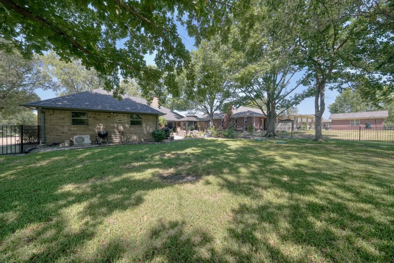 Single Family Residence For Sale in Smith County , 127 Clubview Drive, Hideaway, Texas 75771, 3 Bedroom, 2 Bathroom, 2 Garage spaces, 1,997 Sqft, built in 1992, mls#21365281, Real Estate Agent in Hideaway, Homes For Sale in Smith county, Homes For Sale in Hideaway, Realtor in Hideaway Texas, Real Estate Brokerage Independent Realty Texas, Luminita Cordes Realtor
