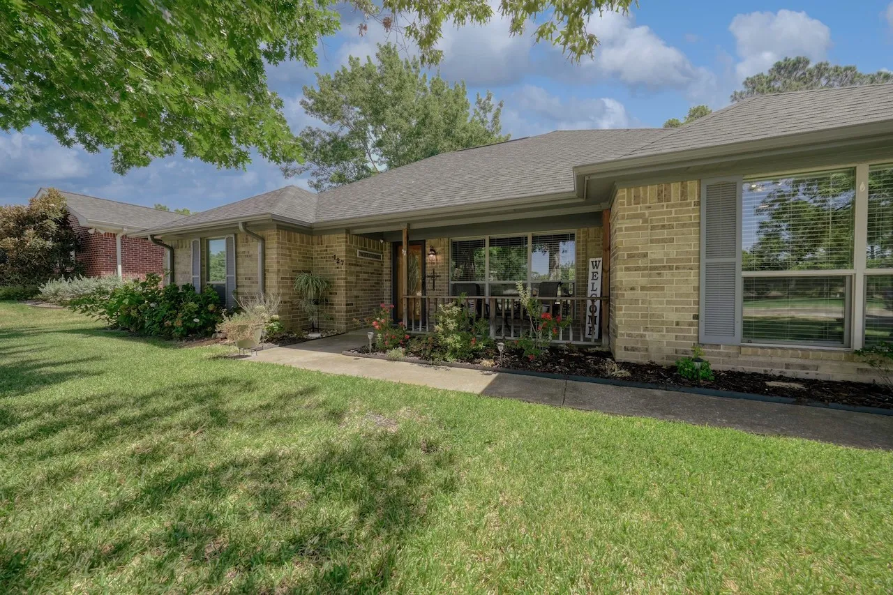 Single Family Residence For Sale in Smith County , 127 Clubview Drive, Hideaway, Texas 75771, 3 Bedroom, 2 Bathroom, 2 Garage spaces, 1,997 Sqft, built in 1992, mls#21365281, Real Estate Agent in Hideaway, Homes For Sale in Smith county, Homes For Sale in Hideaway, Realtor in Hideaway Texas, Real Estate Brokerage Independent Realty Texas, Luminita Cordes Realtor