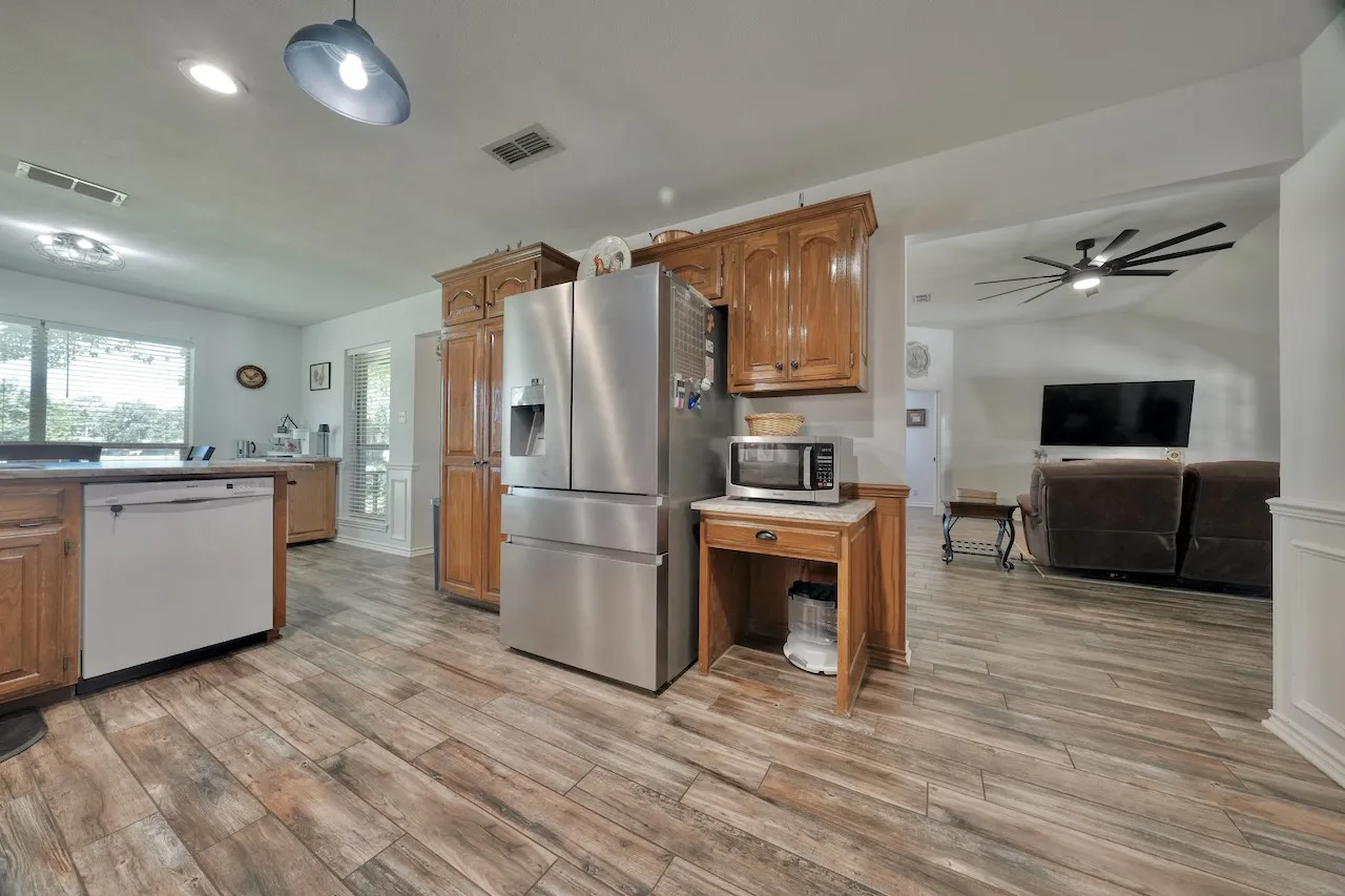 Single Family Residence For Sale in Smith County , 127 Clubview Drive, Hideaway, Texas 75771, 3 Bedroom, 2 Bathroom, 2 Garage spaces, 1,997 Sqft, built in 1992, mls#21365281, Real Estate Agent in Hideaway, Homes For Sale in Smith county, Homes For Sale in Hideaway, Realtor in Hideaway Texas, Real Estate Brokerage Independent Realty Texas, Luminita Cordes Realtor