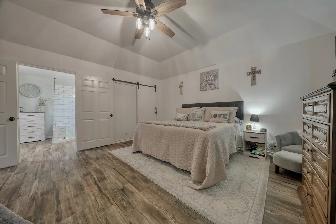 Single Family Residence For Sale in Smith County , 127 Clubview Drive, Hideaway, Texas 75771, 3 Bedroom, 2 Bathroom, 2 Garage spaces, 1,997 Sqft, built in 1992, mls#21365281, Real Estate Agent in Hideaway, Homes For Sale in Smith county, Homes For Sale in Hideaway, Realtor in Hideaway Texas, Real Estate Brokerage Independent Realty Texas, Luminita Cordes Realtor