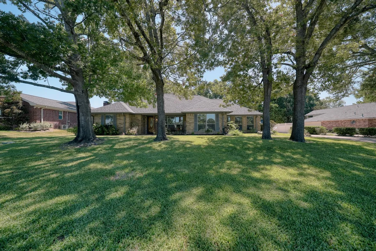 Single Family Residence For Sale in Smith County , 127 Clubview Drive, Hideaway, Texas 75771, 3 Bedroom, 2 Bathroom, 2 Garage spaces, 1,997 Sqft, built in 1992, mls#21365281, Real Estate Agent in Hideaway, Homes For Sale in Smith county, Homes For Sale in Hideaway, Realtor in Hideaway Texas, Real Estate Brokerage Independent Realty Texas, Luminita Cordes Realtor