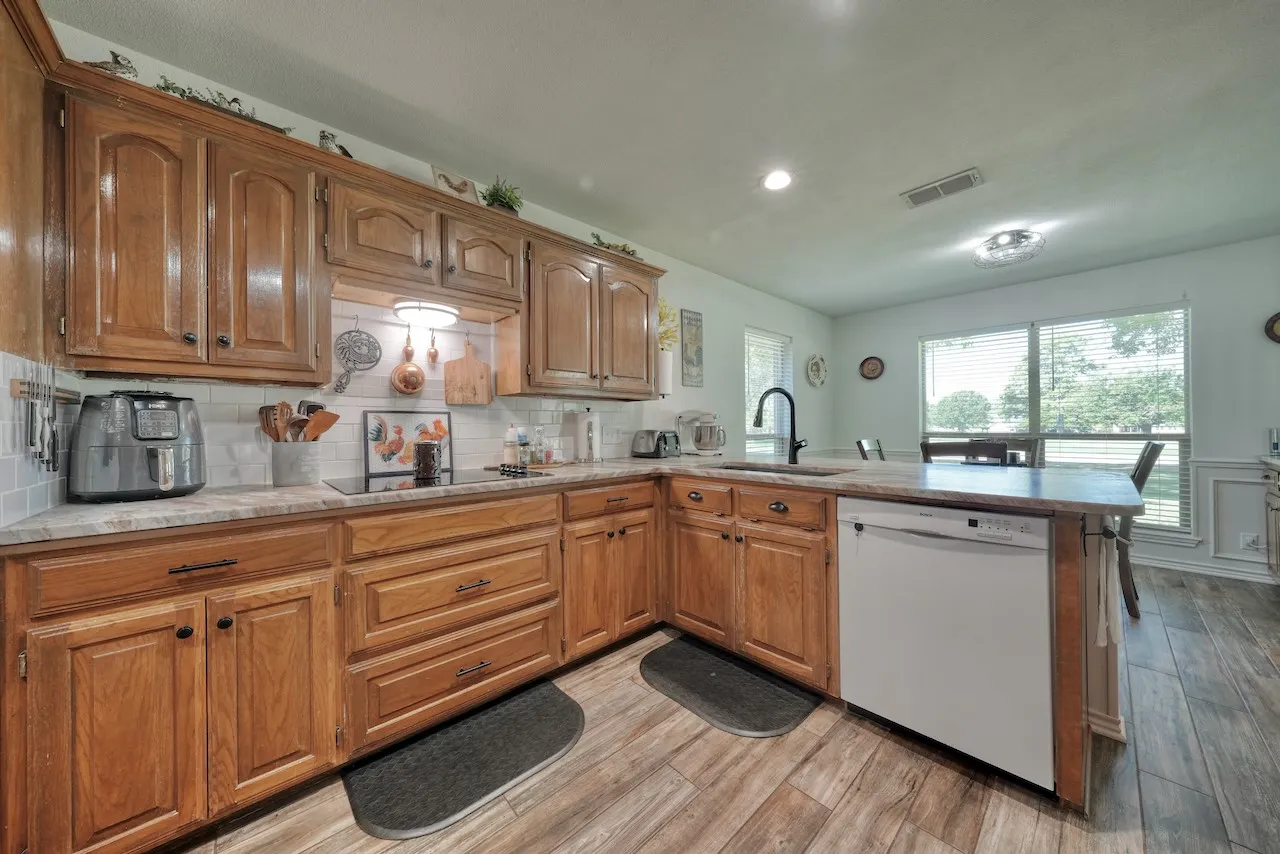 Single Family Residence For Sale in Smith County , 127 Clubview Drive, Hideaway, Texas 75771, 3 Bedroom, 2 Bathroom, 2 Garage spaces, 1,997 Sqft, built in 1992, mls#21365281, Real Estate Agent in Hideaway, Homes For Sale in Smith county, Homes For Sale in Hideaway, Realtor in Hideaway Texas, Real Estate Brokerage Independent Realty Texas, Luminita Cordes Realtor