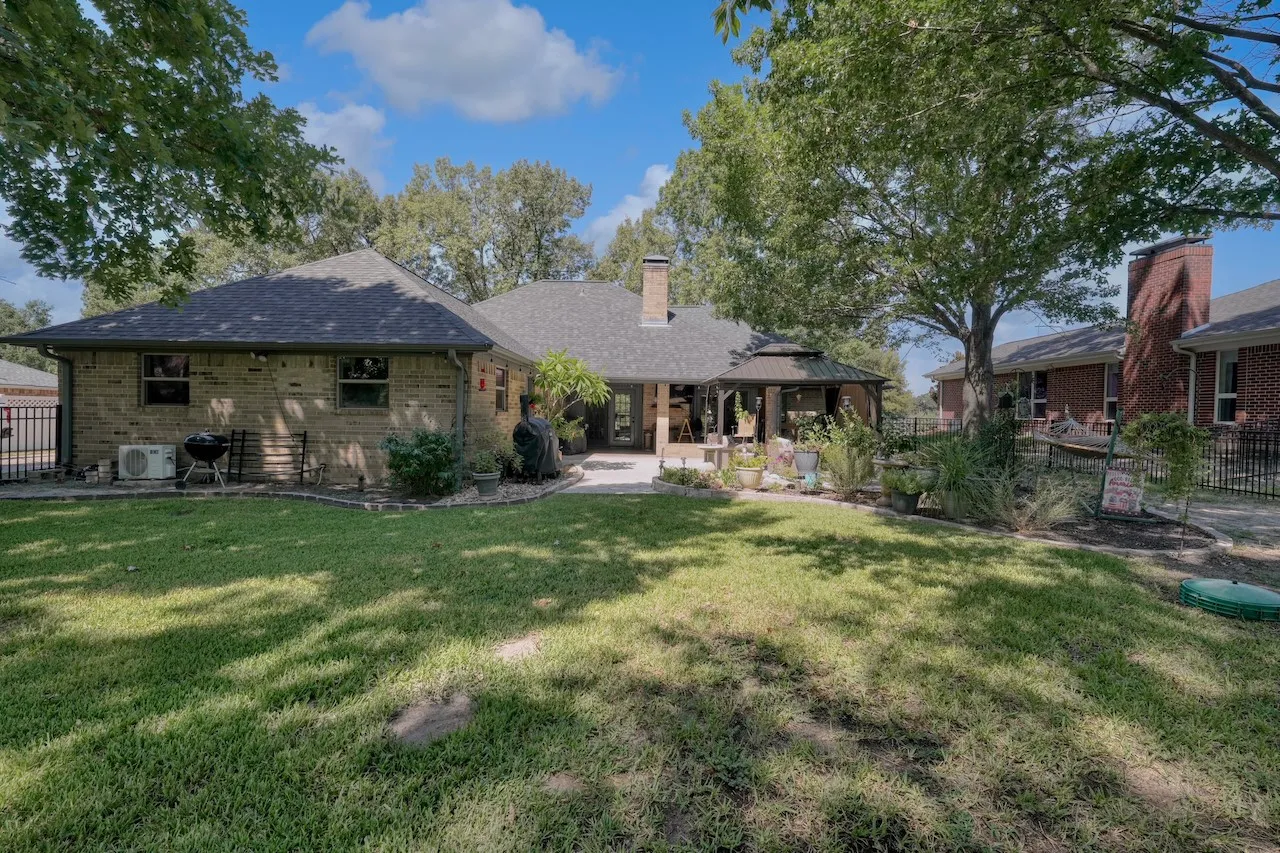 Single Family Residence For Sale in Smith County , 127 Clubview Drive, Hideaway, Texas 75771, 3 Bedroom, 2 Bathroom, 2 Garage spaces, 1,997 Sqft, built in 1992, mls#21365281, Real Estate Agent in Hideaway, Homes For Sale in Smith county, Homes For Sale in Hideaway, Realtor in Hideaway Texas, Real Estate Brokerage Independent Realty Texas, Luminita Cordes Realtor