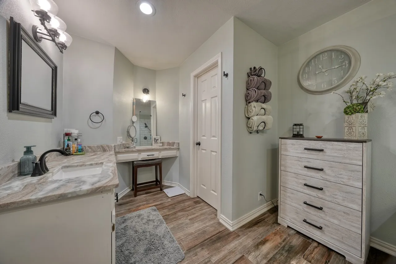 Single Family Residence For Sale in Smith County , 127 Clubview Drive, Hideaway, Texas 75771, 3 Bedroom, 2 Bathroom, 2 Garage spaces, 1,997 Sqft, built in 1992, mls#21365281, Real Estate Agent in Hideaway, Homes For Sale in Smith county, Homes For Sale in Hideaway, Realtor in Hideaway Texas, Real Estate Brokerage Independent Realty Texas, Luminita Cordes Realtor