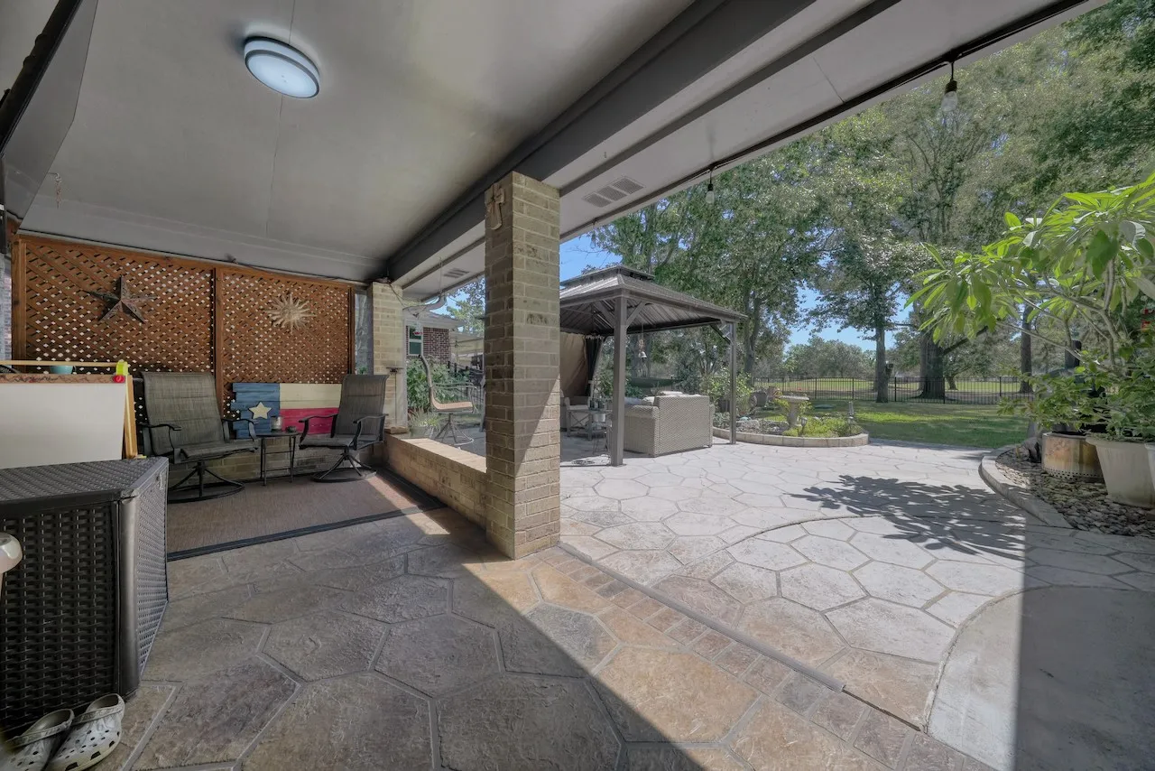 Single Family Residence For Sale in Smith County , 127 Clubview Drive, Hideaway, Texas 75771, 3 Bedroom, 2 Bathroom, 2 Garage spaces, 1,997 Sqft, built in 1992, mls#21365281, Real Estate Agent in Hideaway, Homes For Sale in Smith county, Homes For Sale in Hideaway, Realtor in Hideaway Texas, Real Estate Brokerage Independent Realty Texas, Luminita Cordes Realtor