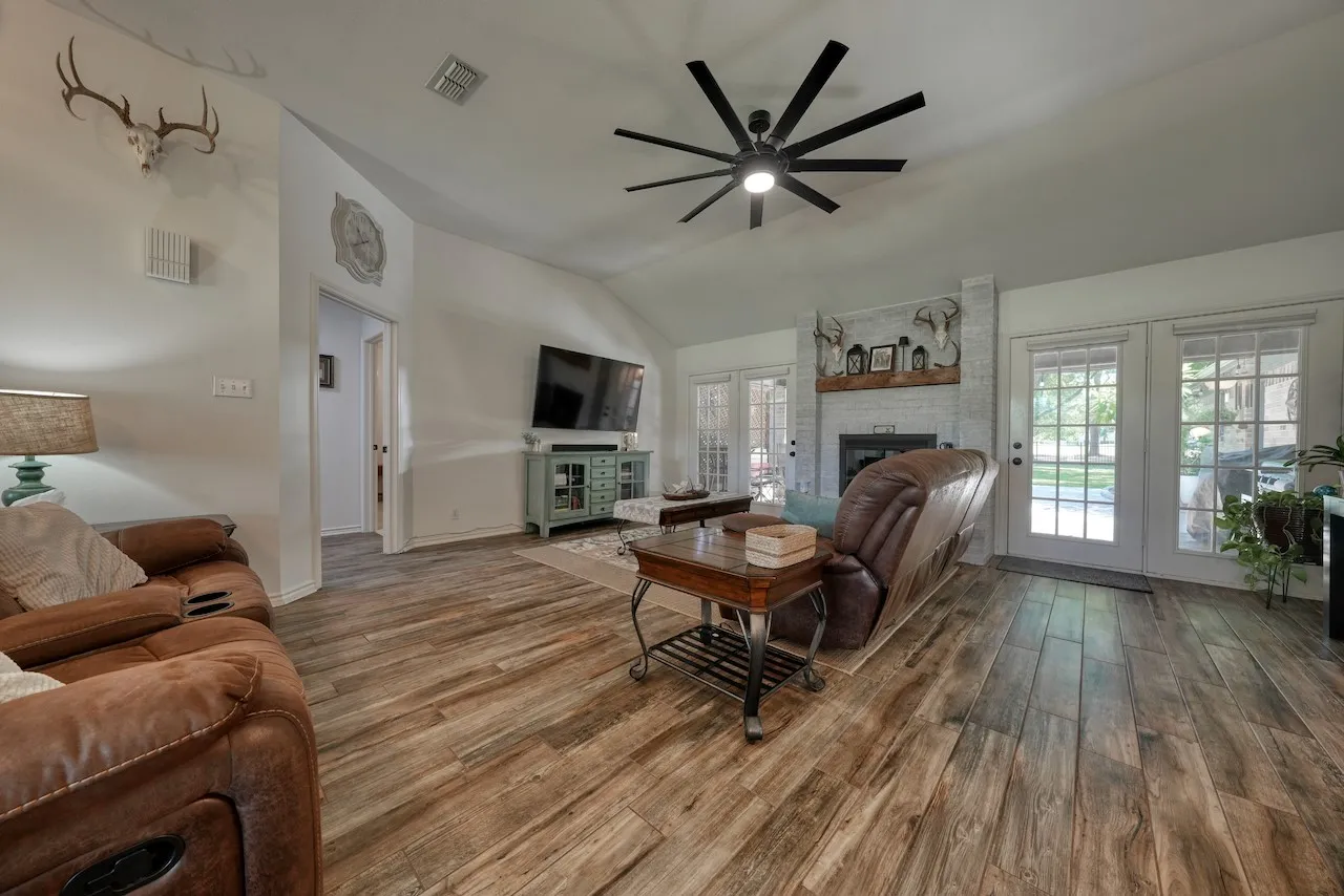 Single Family Residence For Sale in Smith County , 127 Clubview Drive, Hideaway, Texas 75771, 3 Bedroom, 2 Bathroom, 2 Garage spaces, 1,997 Sqft, built in 1992, mls#21365281, Real Estate Agent in Hideaway, Homes For Sale in Smith county, Homes For Sale in Hideaway, Realtor in Hideaway Texas, Real Estate Brokerage Independent Realty Texas, Luminita Cordes Realtor