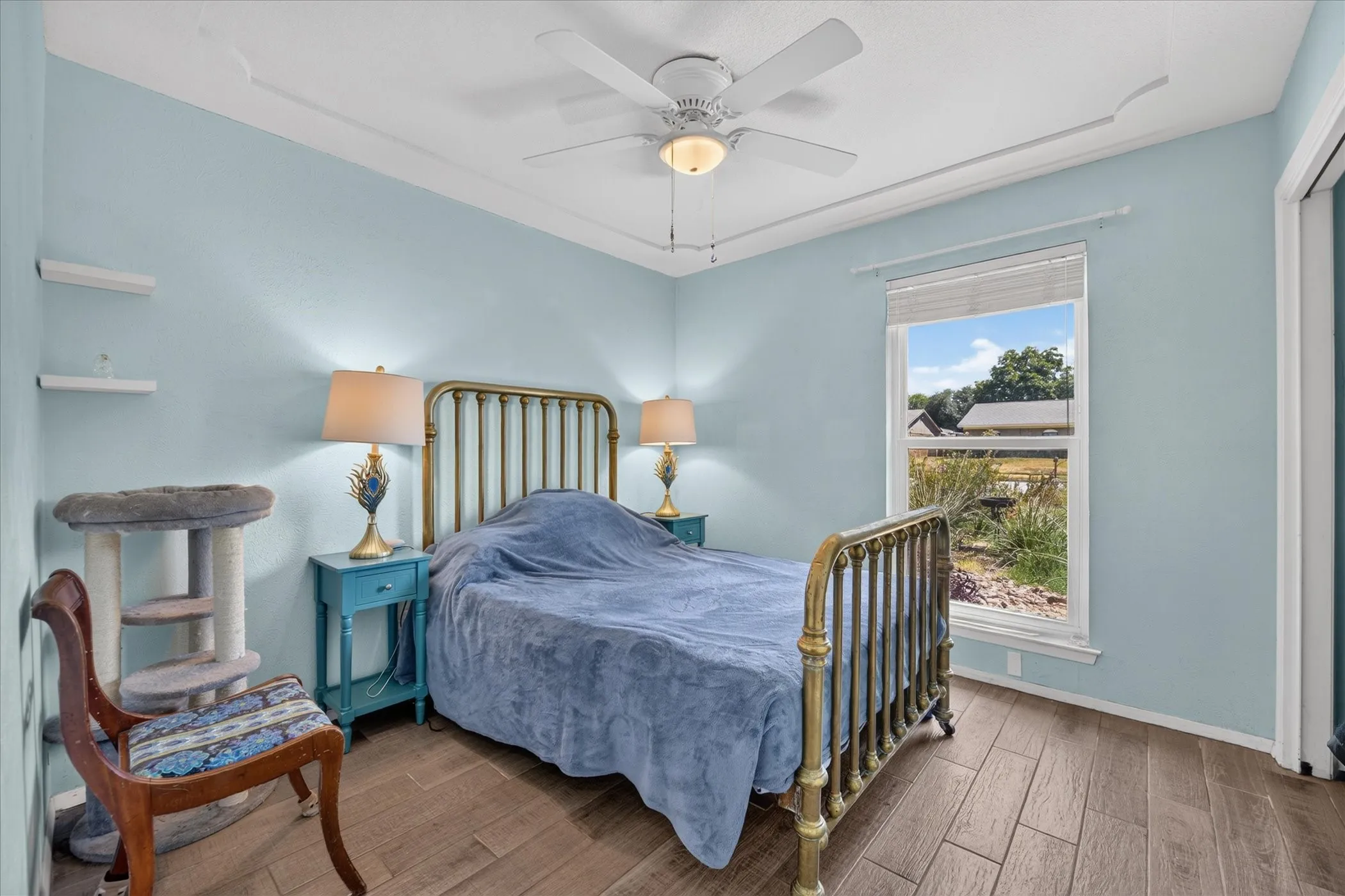 Ceiling fan with integrated lighting
