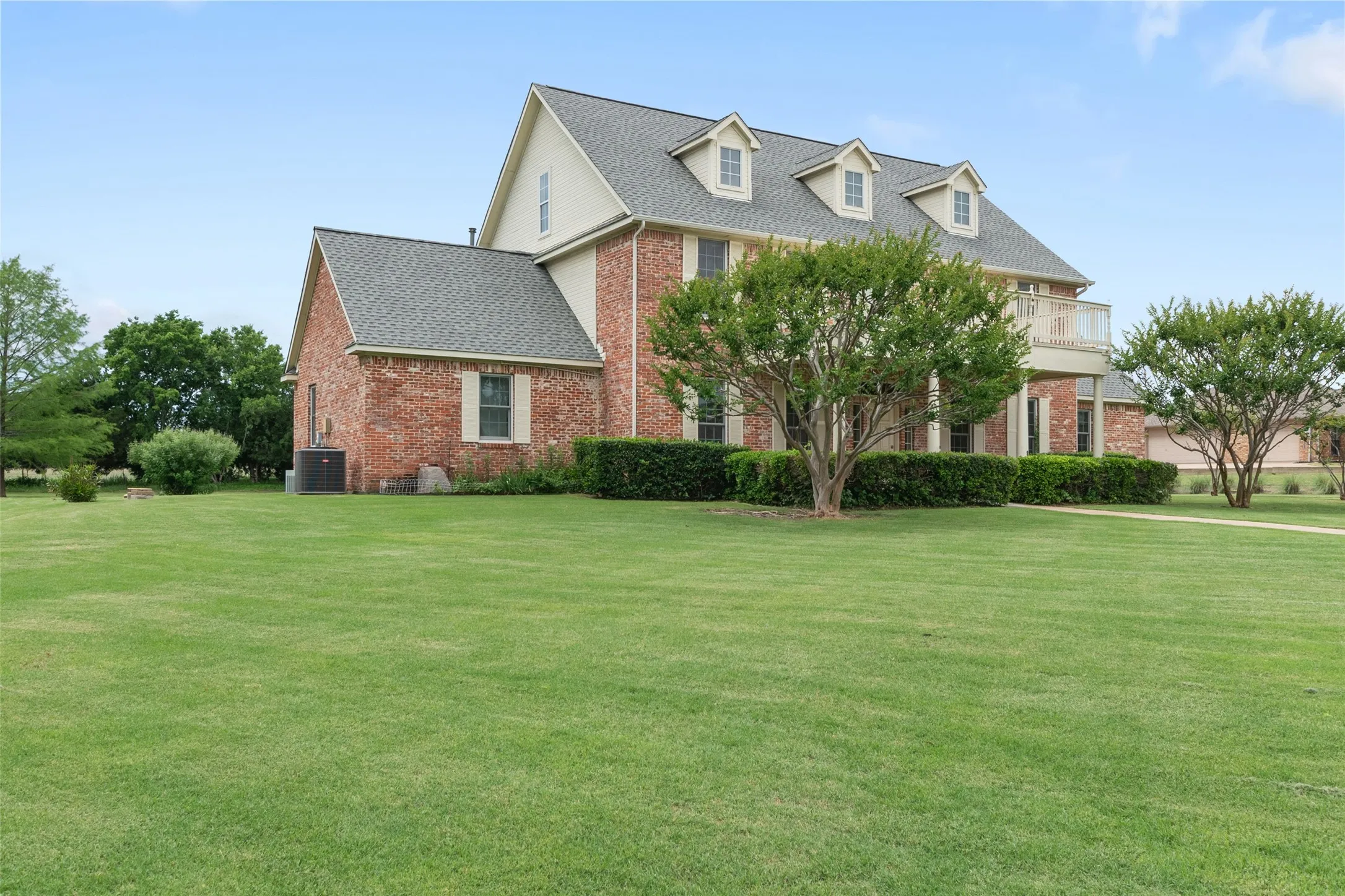 Single Family Residence For Sale in Rockwall County , 404 High Meadow Lane, Heath, Texas 75032, 4 Bedroom, 4 Bathroom, 3 Garage spaces, 3,434 Sqft, built in 1994, mls#21367069, Real Estate Agent in Heath, Homes For Sale in Rockwall county, Homes For Sale in Heath, Realtor in Heath Texas, Real Estate Brokerage Independent Realty Texas, Luminita Cordes Realtor