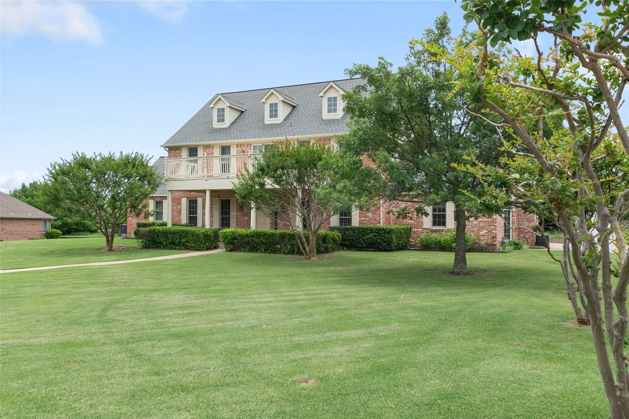 Single Family Residence For Sale in Rockwall County , 404 High Meadow Lane, Heath, Texas 75032, 4 Bedroom, 4 Bathroom, 3 Garage spaces, 3,434 Sqft, built in 1994, mls#21367069, Real Estate Agent in Heath, Homes For Sale in Rockwall county, Homes For Sale in Heath, Realtor in Heath Texas, Real Estate Brokerage Independent Realty Texas, Luminita Cordes Realtor
