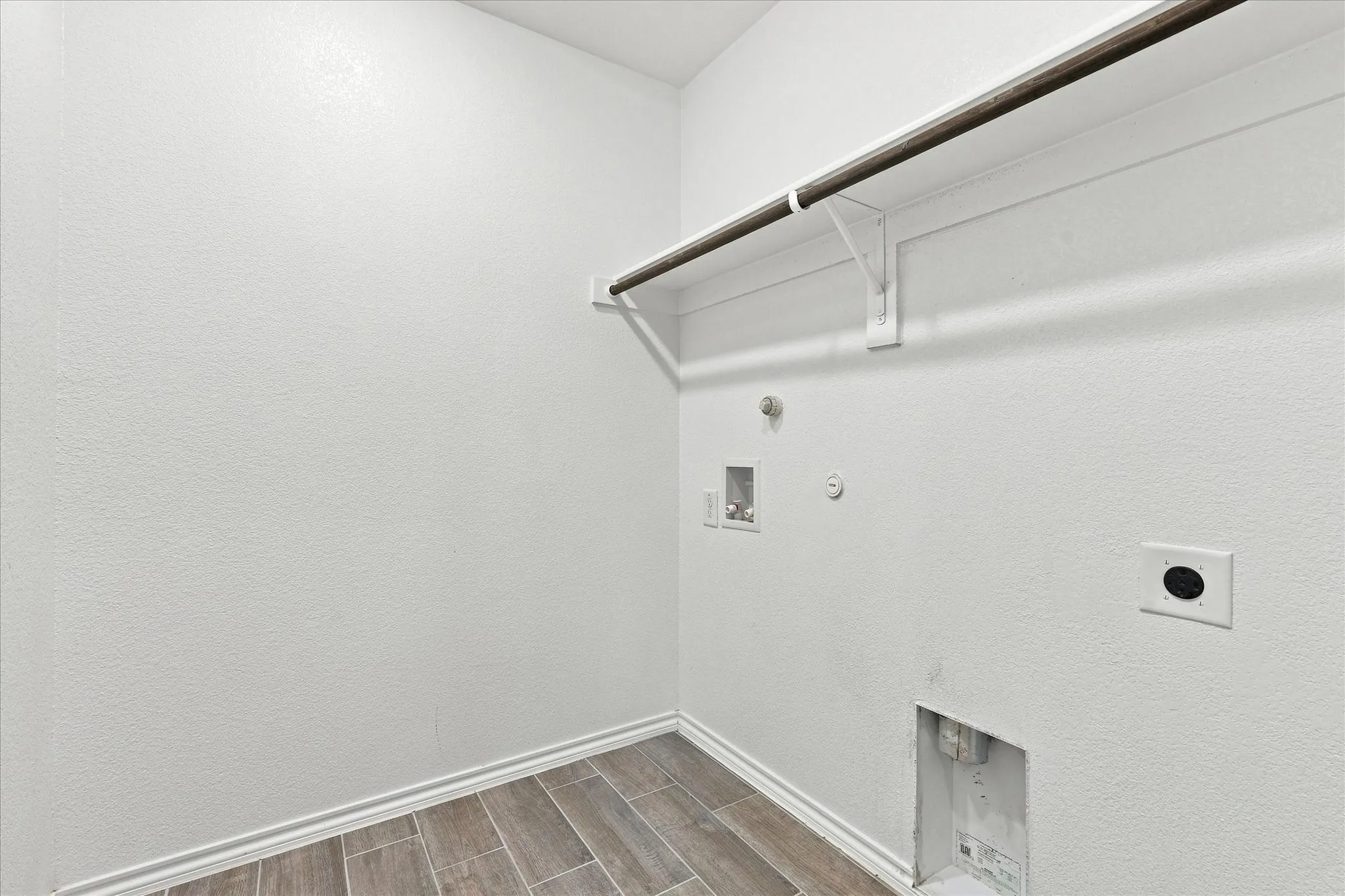 Single Family Residence For Rent in Ellis County , 355 Freestall Drive, Midlothian, Texas 76065, 4 Bedroom, 2 Bathroom, 2 Garage spaces, 1,940 Sqft, built in 2024, mls#21367420, Real Estate Agent in Midlothian, Homes For Rent in Ellis county, Homes For Rent in Midlothian, Realtor in Midlothian Texas, Real Estate Brokerage Independent Realty Texas, Luminita Cordes Realtor