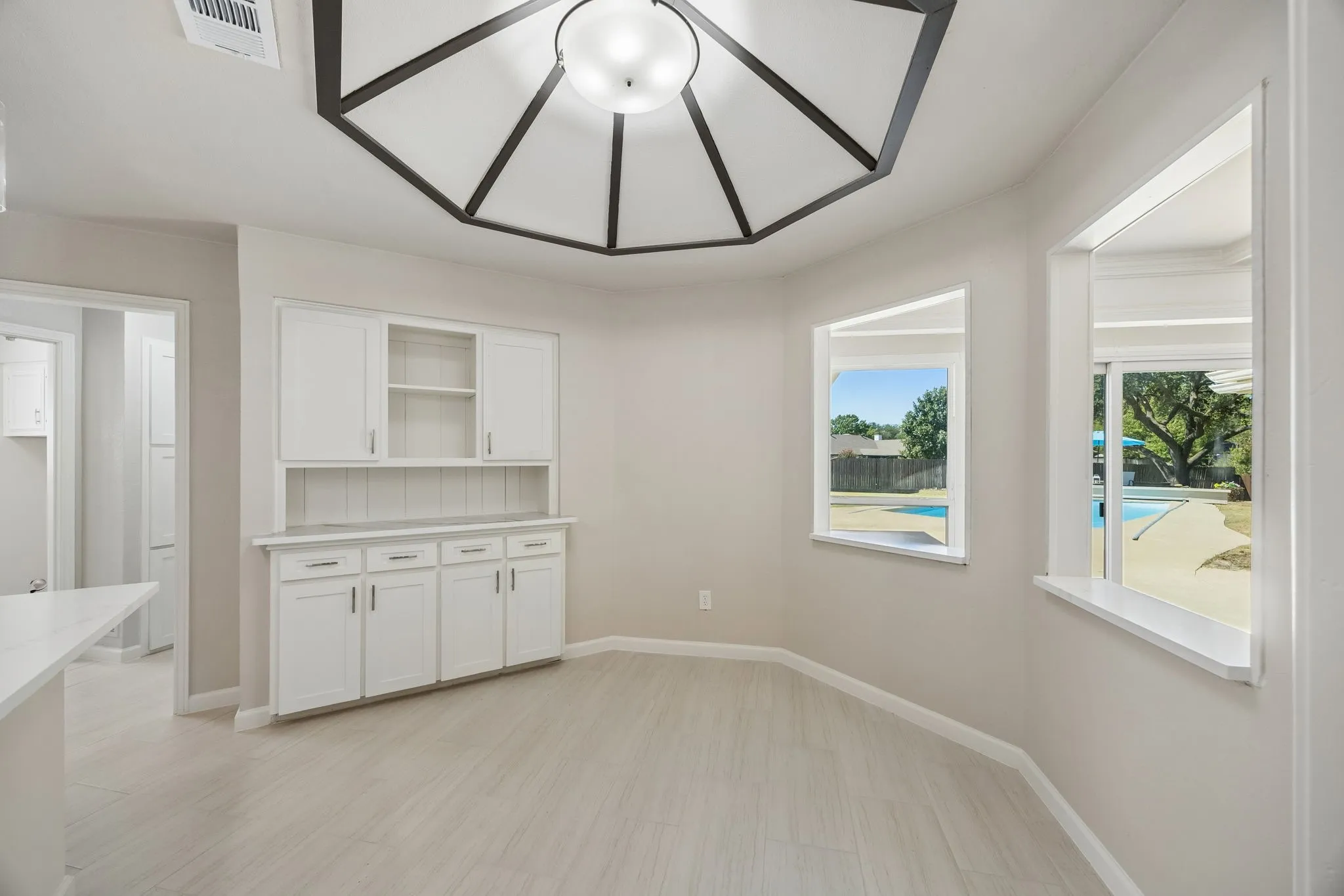 Single Family Residence For Sale in Denton County , 317 Pebble Knoll, Highland Village, Texas 75077, 4 Bedroom, 3 Bathroom, 2 Garage spaces, 2,459 Sqft, built in 1980, mls#21364111, Real Estate Agent in Highland Village, Homes For Sale in Denton county, Homes For Sale in Highland Village, Realtor in Highland Village Texas, Real Estate Brokerage Independent Realty Texas, Luminita Cordes Realtor