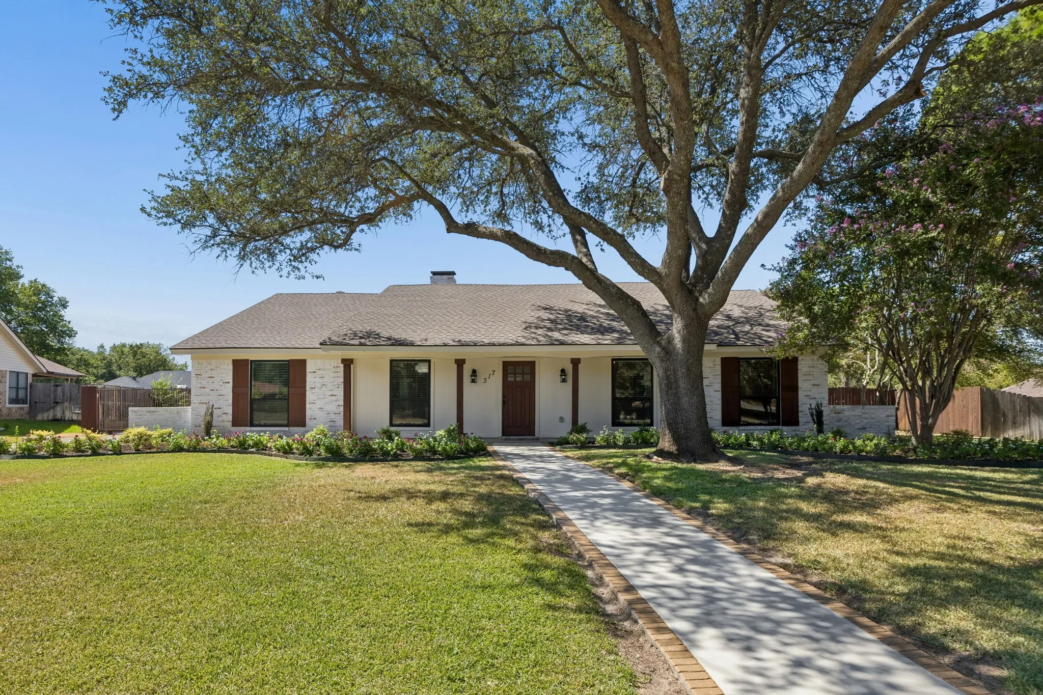 Single Family Residence For Sale in Denton County , 317 Pebble Knoll, Highland Village, Texas 75077, 4 Bedroom, 3 Bathroom, 2 Garage spaces, 2,459 Sqft, built in 1980, mls#21364111, Real Estate Agent in Highland Village, Homes For Sale in Denton county, Homes For Sale in Highland Village, Realtor in Highland Village Texas, Real Estate Brokerage Independent Realty Texas, Luminita Cordes Realtor