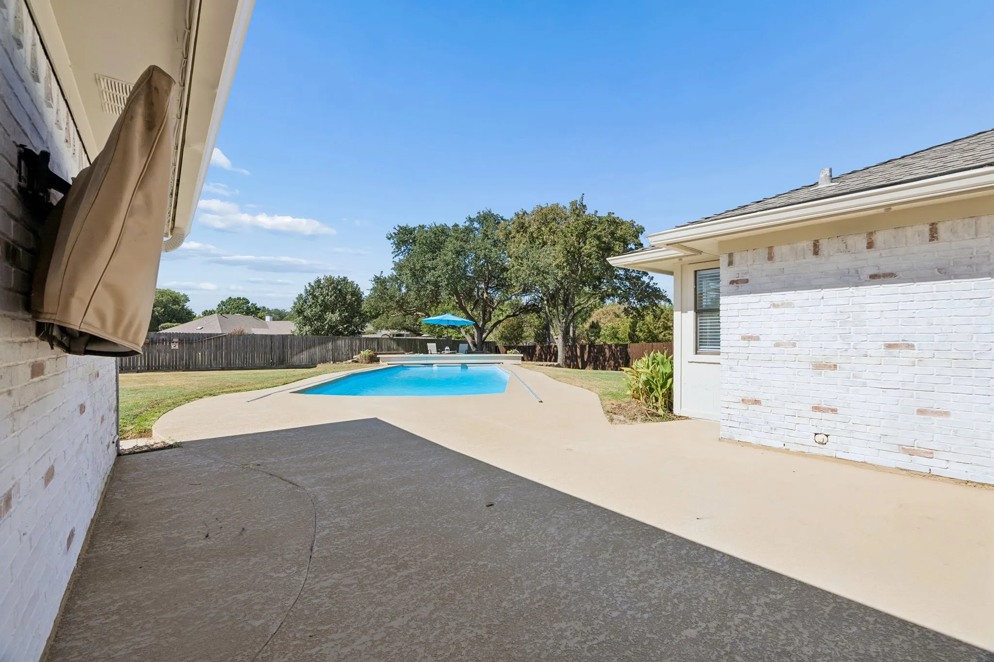 Single Family Residence For Sale in Denton County , 317 Pebble Knoll, Highland Village, Texas 75077, 4 Bedroom, 3 Bathroom, 2 Garage spaces, 2,459 Sqft, built in 1980, mls#21364111, Real Estate Agent in Highland Village, Homes For Sale in Denton county, Homes For Sale in Highland Village, Realtor in Highland Village Texas, Real Estate Brokerage Independent Realty Texas, Luminita Cordes Realtor
