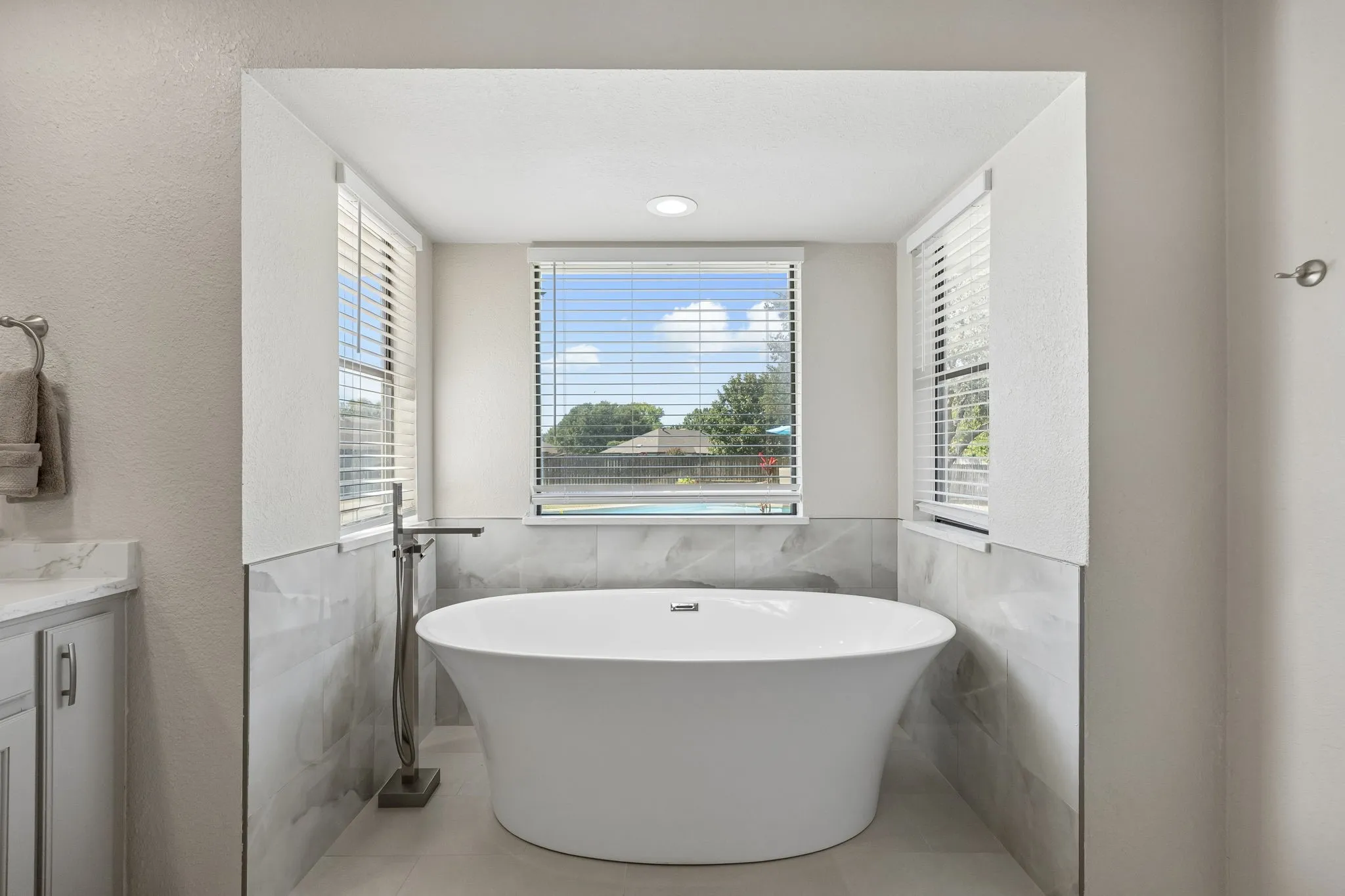 Single Family Residence For Sale in Denton County , 317 Pebble Knoll, Highland Village, Texas 75077, 4 Bedroom, 3 Bathroom, 2 Garage spaces, 2,459 Sqft, built in 1980, mls#21364111, Real Estate Agent in Highland Village, Homes For Sale in Denton county, Homes For Sale in Highland Village, Realtor in Highland Village Texas, Real Estate Brokerage Independent Realty Texas, Luminita Cordes Realtor