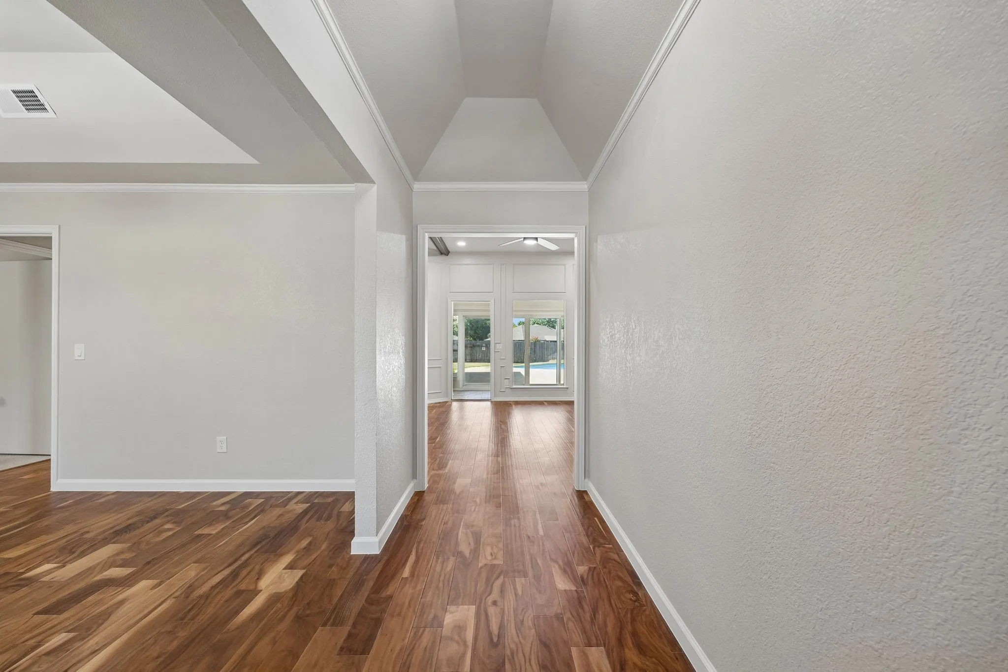 Single Family Residence For Sale in Denton County , 317 Pebble Knoll, Highland Village, Texas 75077, 4 Bedroom, 3 Bathroom, 2 Garage spaces, 2,459 Sqft, built in 1980, mls#21364111, Real Estate Agent in Highland Village, Homes For Sale in Denton county, Homes For Sale in Highland Village, Realtor in Highland Village Texas, Real Estate Brokerage Independent Realty Texas, Luminita Cordes Realtor