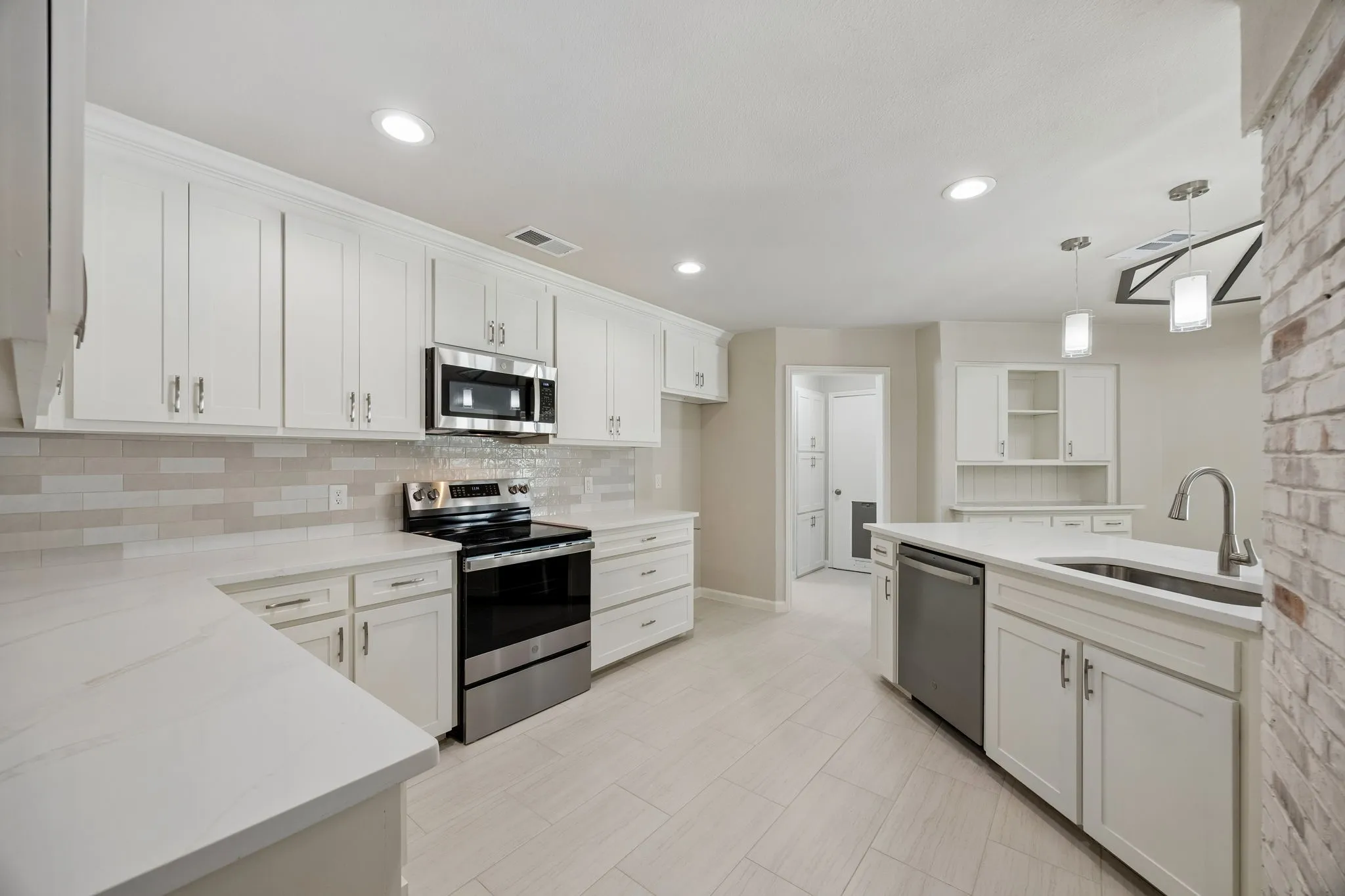 Single Family Residence For Sale in Denton County , 317 Pebble Knoll, Highland Village, Texas 75077, 4 Bedroom, 3 Bathroom, 2 Garage spaces, 2,459 Sqft, built in 1980, mls#21364111, Real Estate Agent in Highland Village, Homes For Sale in Denton county, Homes For Sale in Highland Village, Realtor in Highland Village Texas, Real Estate Brokerage Independent Realty Texas, Luminita Cordes Realtor