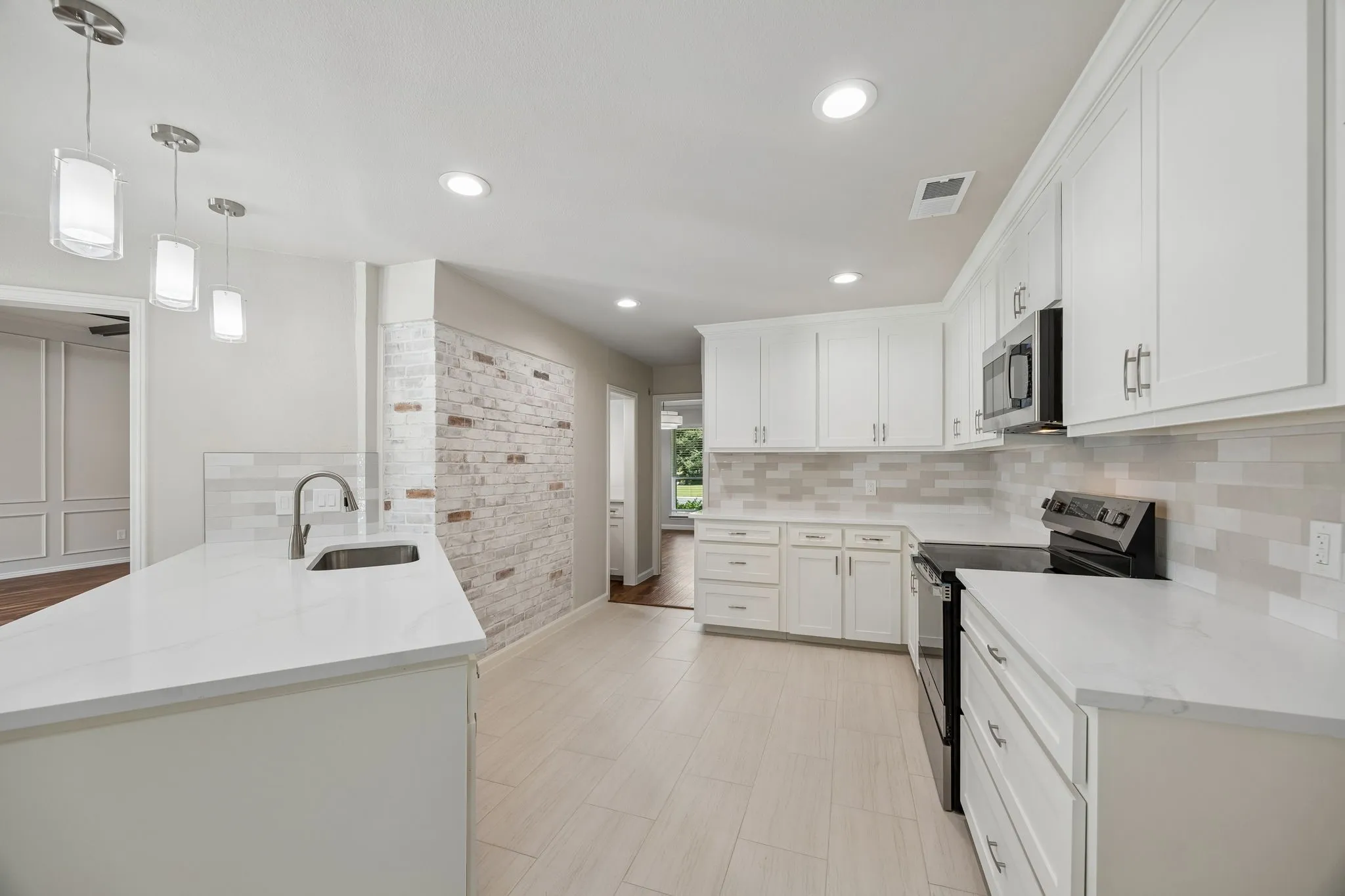 Single Family Residence For Sale in Denton County , 317 Pebble Knoll, Highland Village, Texas 75077, 4 Bedroom, 3 Bathroom, 2 Garage spaces, 2,459 Sqft, built in 1980, mls#21364111, Real Estate Agent in Highland Village, Homes For Sale in Denton county, Homes For Sale in Highland Village, Realtor in Highland Village Texas, Real Estate Brokerage Independent Realty Texas, Luminita Cordes Realtor