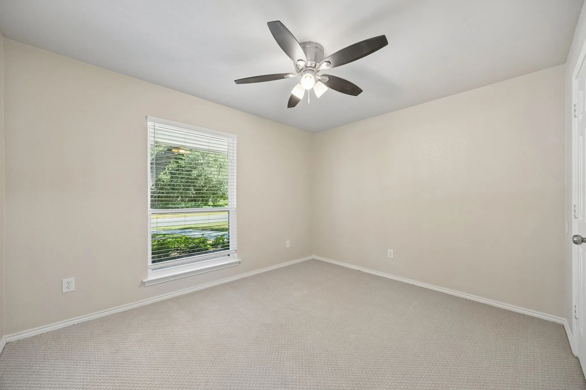 Single Family Residence For Sale in Denton County , 317 Pebble Knoll, Highland Village, Texas 75077, 4 Bedroom, 3 Bathroom, 2 Garage spaces, 2,459 Sqft, built in 1980, mls#21364111, Real Estate Agent in Highland Village, Homes For Sale in Denton county, Homes For Sale in Highland Village, Realtor in Highland Village Texas, Real Estate Brokerage Independent Realty Texas, Luminita Cordes Realtor