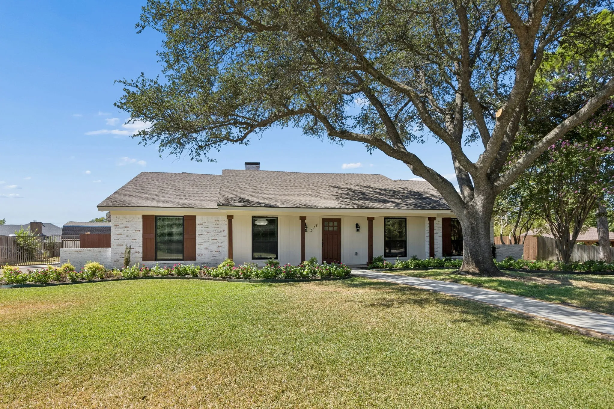 Single Family Residence For Sale in Denton County , 317 Pebble Knoll, Highland Village, Texas 75077, 4 Bedroom, 3 Bathroom, 2 Garage spaces, 2,459 Sqft, built in 1980, mls#21364111, Real Estate Agent in Highland Village, Homes For Sale in Denton county, Homes For Sale in Highland Village, Realtor in Highland Village Texas, Real Estate Brokerage Independent Realty Texas, Luminita Cordes Realtor