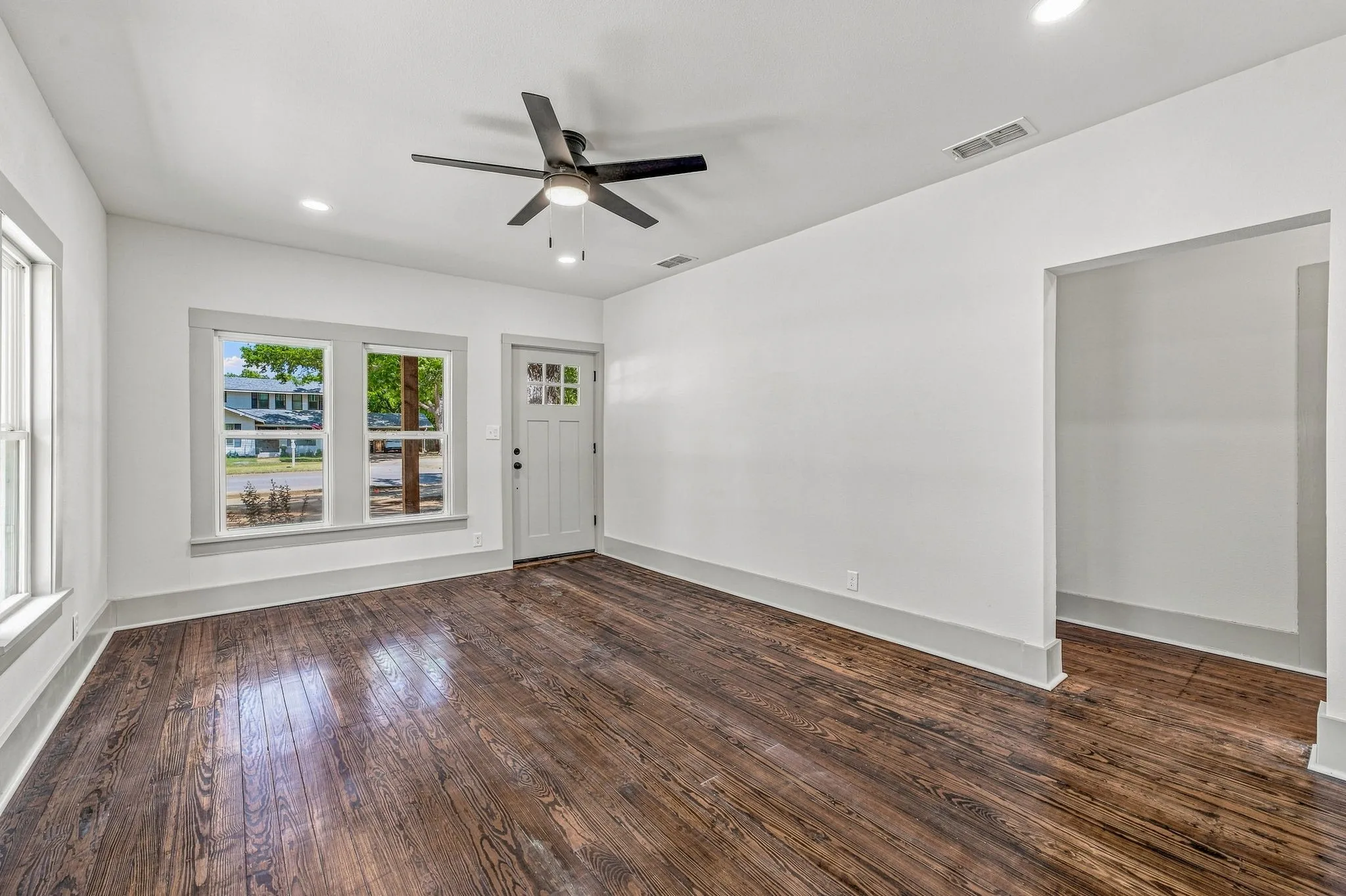 Single Family Residence For Sale in Young County , 910 3rd Street, Graham, Texas 76450, 2 Bedroom, 1 Bathroom, 1 Garage spaces, 1,104 Sqft, built in 1960, mls#21367400, Real Estate Agent in Graham, Homes For Sale in Young county, Homes For Sale in Graham, Realtor in Graham Texas, Real Estate Brokerage Independent Realty Texas, Luminita Cordes Realtor