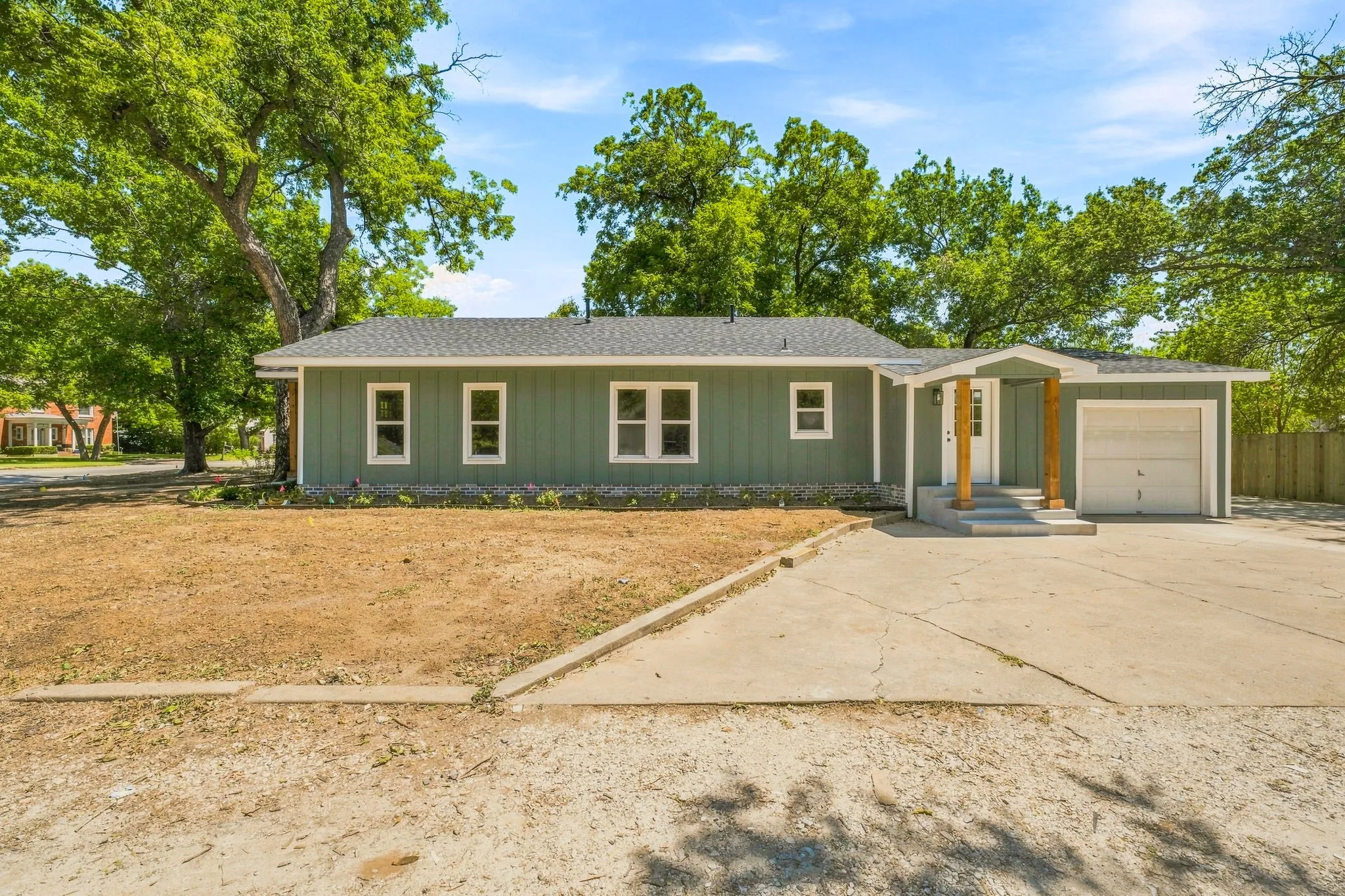 Single Family Residence For Sale in Young County , 910 3rd Street, Graham, Texas 76450, 2 Bedroom, 1 Bathroom, 1 Garage spaces, 1,104 Sqft, built in 1960, mls#21367400, Real Estate Agent in Graham, Homes For Sale in Young county, Homes For Sale in Graham, Realtor in Graham Texas, Real Estate Brokerage Independent Realty Texas, Luminita Cordes Realtor