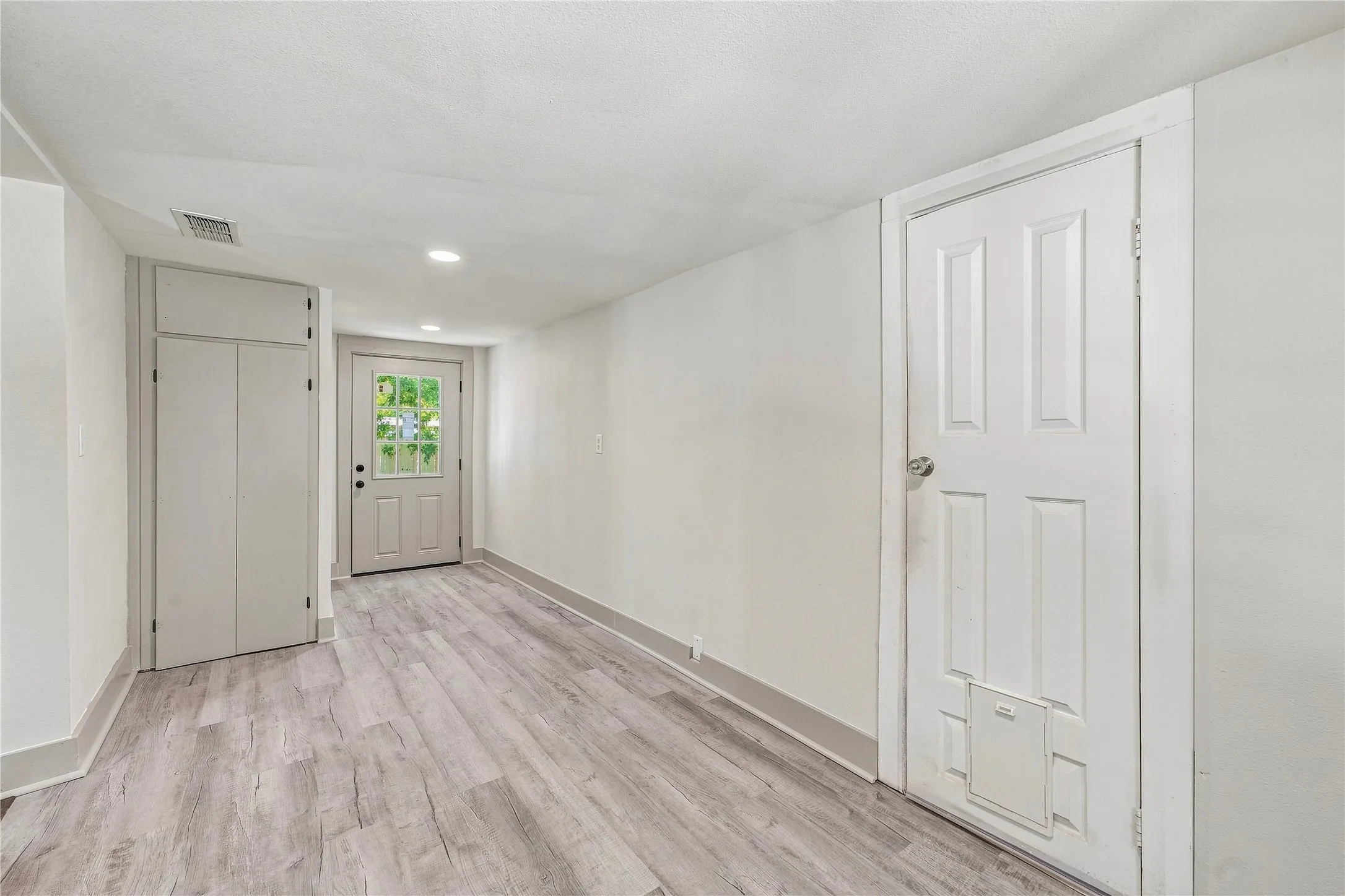 Single Family Residence For Sale in Young County , 910 3rd Street, Graham, Texas 76450, 2 Bedroom, 1 Bathroom, 1 Garage spaces, 1,104 Sqft, built in 1960, mls#21367400, Real Estate Agent in Graham, Homes For Sale in Young county, Homes For Sale in Graham, Realtor in Graham Texas, Real Estate Brokerage Independent Realty Texas, Luminita Cordes Realtor