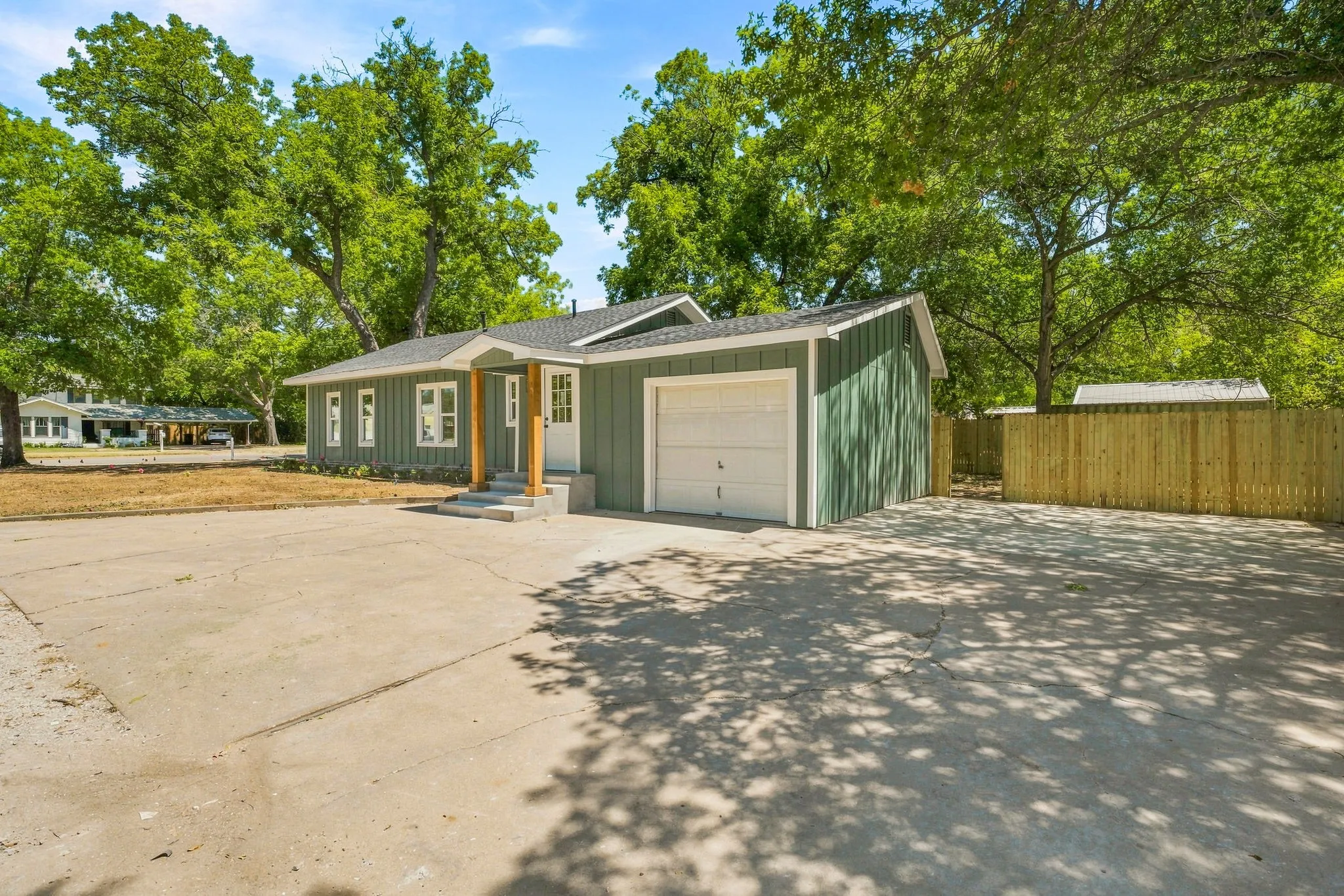 Single Family Residence For Sale in Young County , 910 3rd Street, Graham, Texas 76450, 2 Bedroom, 1 Bathroom, 1 Garage spaces, 1,104 Sqft, built in 1960, mls#21367400, Real Estate Agent in Graham, Homes For Sale in Young county, Homes For Sale in Graham, Realtor in Graham Texas, Real Estate Brokerage Independent Realty Texas, Luminita Cordes Realtor
