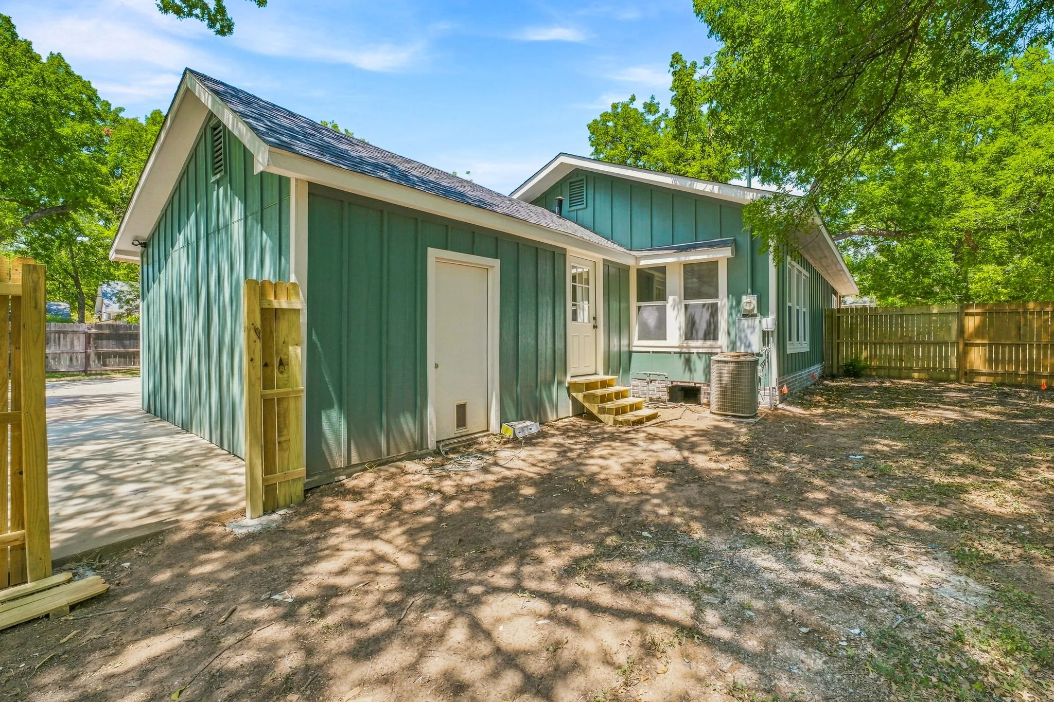Single Family Residence For Sale in Young County , 910 3rd Street, Graham, Texas 76450, 2 Bedroom, 1 Bathroom, 1 Garage spaces, 1,104 Sqft, built in 1960, mls#21367400, Real Estate Agent in Graham, Homes For Sale in Young county, Homes For Sale in Graham, Realtor in Graham Texas, Real Estate Brokerage Independent Realty Texas, Luminita Cordes Realtor
