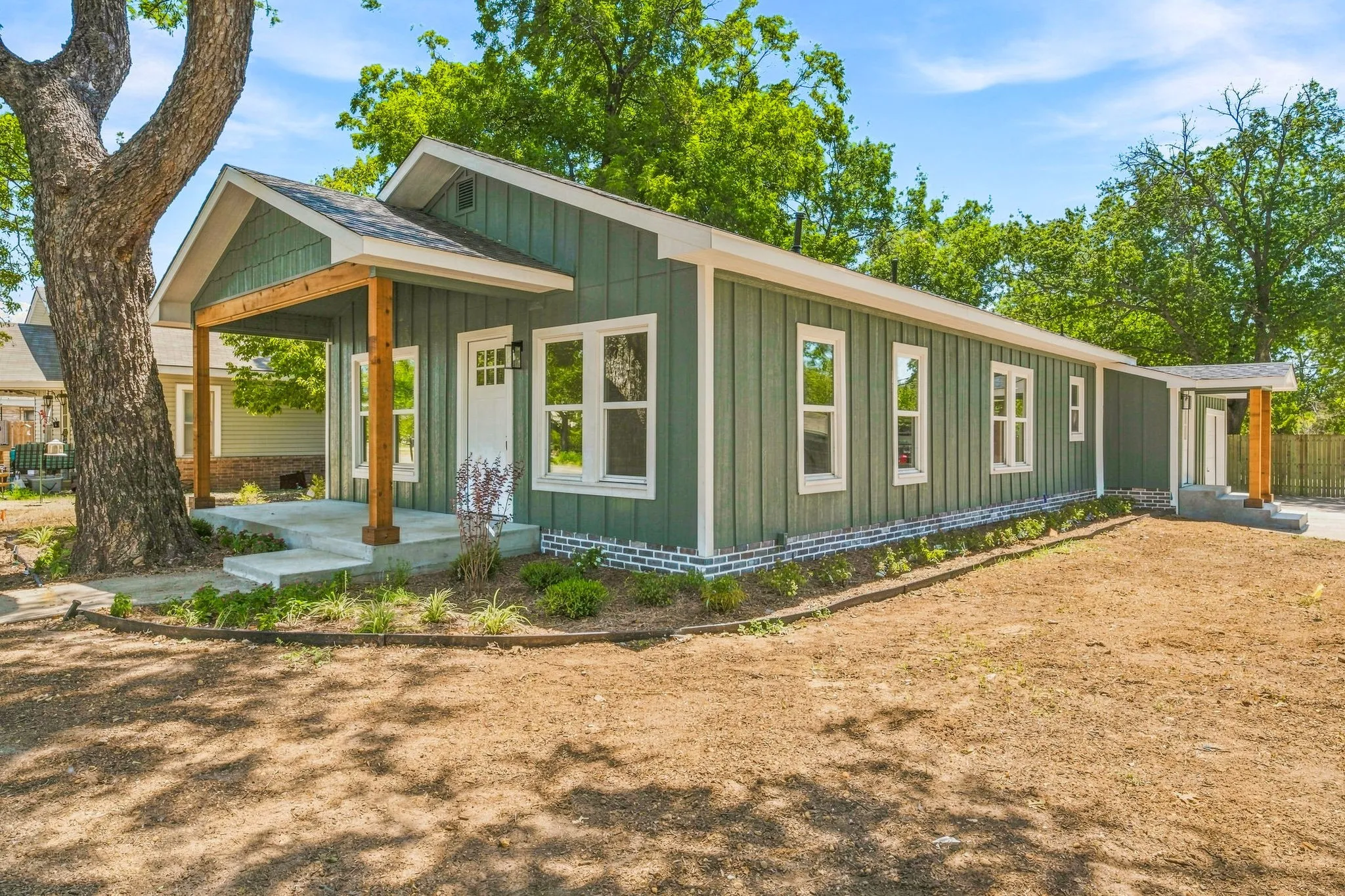 Single Family Residence For Sale in Young County , 910 3rd Street, Graham, Texas 76450, 2 Bedroom, 1 Bathroom, 1 Garage spaces, 1,104 Sqft, built in 1960, mls#21367400, Real Estate Agent in Graham, Homes For Sale in Young county, Homes For Sale in Graham, Realtor in Graham Texas, Real Estate Brokerage Independent Realty Texas, Luminita Cordes Realtor