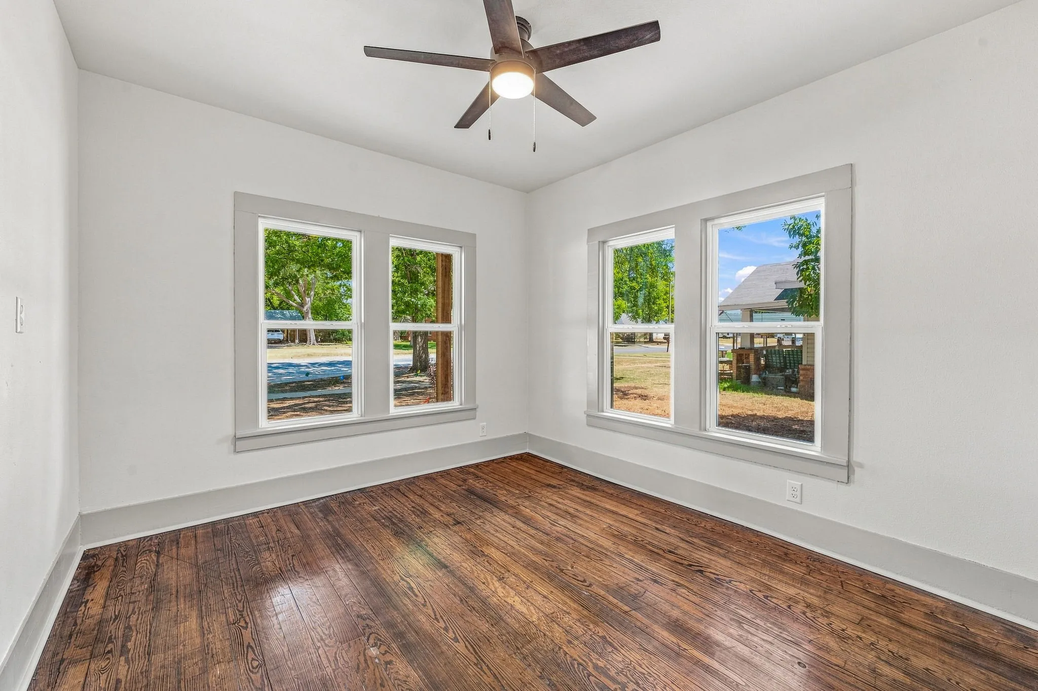 Single Family Residence For Sale in Young County , 910 3rd Street, Graham, Texas 76450, 2 Bedroom, 1 Bathroom, 1 Garage spaces, 1,104 Sqft, built in 1960, mls#21367400, Real Estate Agent in Graham, Homes For Sale in Young county, Homes For Sale in Graham, Realtor in Graham Texas, Real Estate Brokerage Independent Realty Texas, Luminita Cordes Realtor