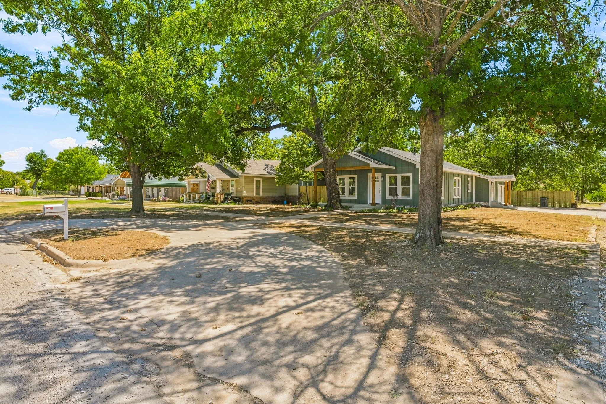 Single Family Residence For Sale in Young County , 910 3rd Street, Graham, Texas 76450, 2 Bedroom, 1 Bathroom, 1 Garage spaces, 1,104 Sqft, built in 1960, mls#21367400, Real Estate Agent in Graham, Homes For Sale in Young county, Homes For Sale in Graham, Realtor in Graham Texas, Real Estate Brokerage Independent Realty Texas, Luminita Cordes Realtor