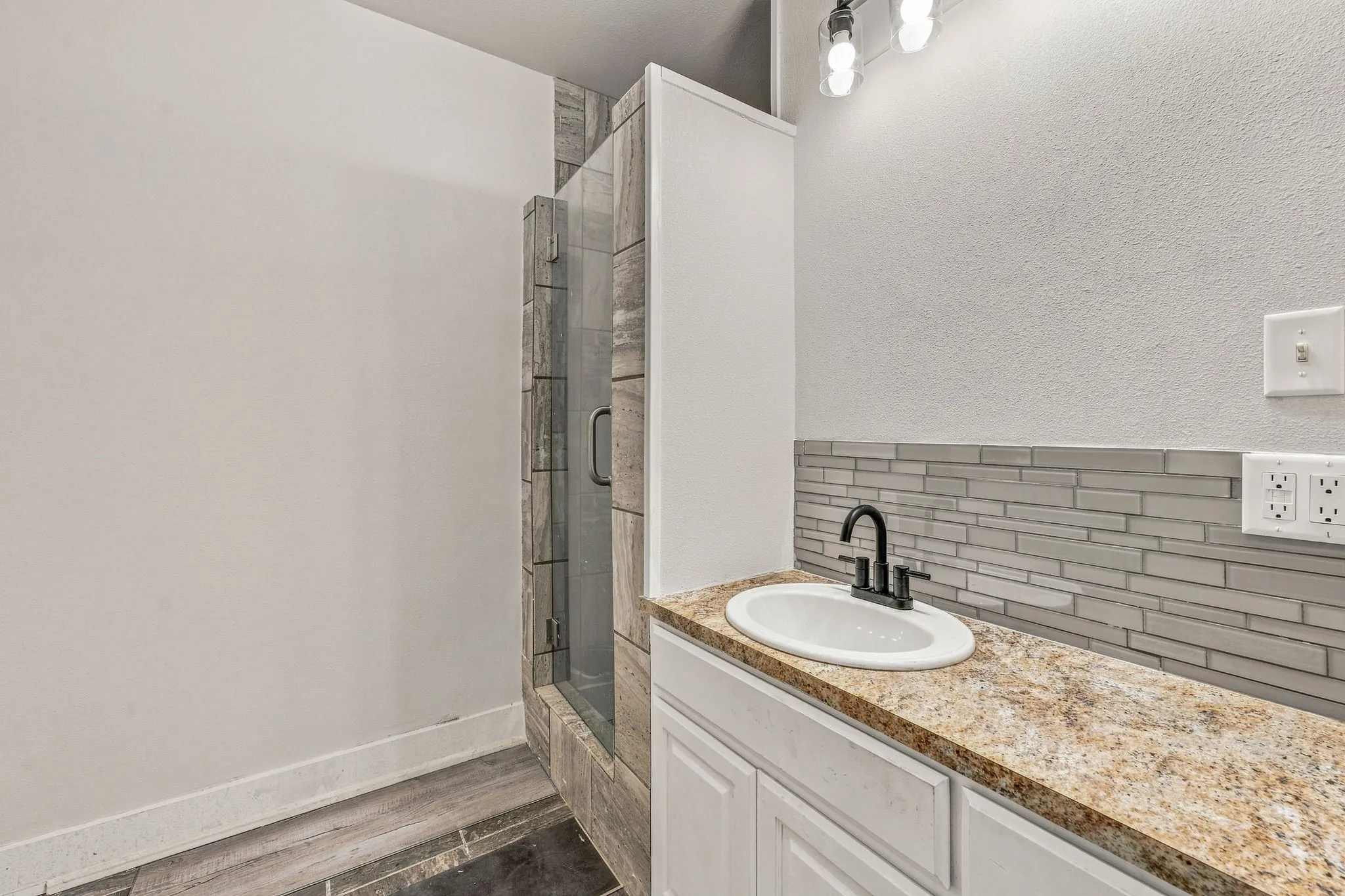 Single Family Residence For Sale in Young County , 910 3rd Street, Graham, Texas 76450, 2 Bedroom, 1 Bathroom, 1 Garage spaces, 1,104 Sqft, built in 1960, mls#21367400, Real Estate Agent in Graham, Homes For Sale in Young county, Homes For Sale in Graham, Realtor in Graham Texas, Real Estate Brokerage Independent Realty Texas, Luminita Cordes Realtor