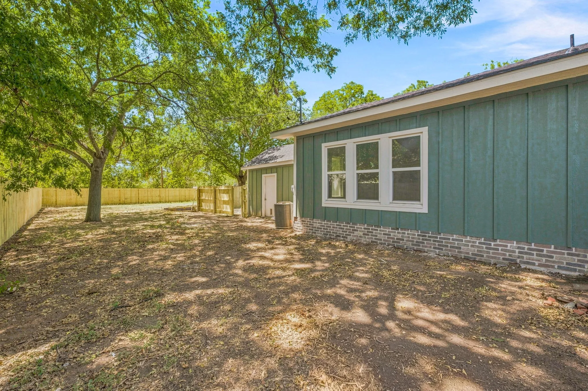 Single Family Residence For Sale in Young County , 910 3rd Street, Graham, Texas 76450, 2 Bedroom, 1 Bathroom, 1 Garage spaces, 1,104 Sqft, built in 1960, mls#21367400, Real Estate Agent in Graham, Homes For Sale in Young county, Homes For Sale in Graham, Realtor in Graham Texas, Real Estate Brokerage Independent Realty Texas, Luminita Cordes Realtor