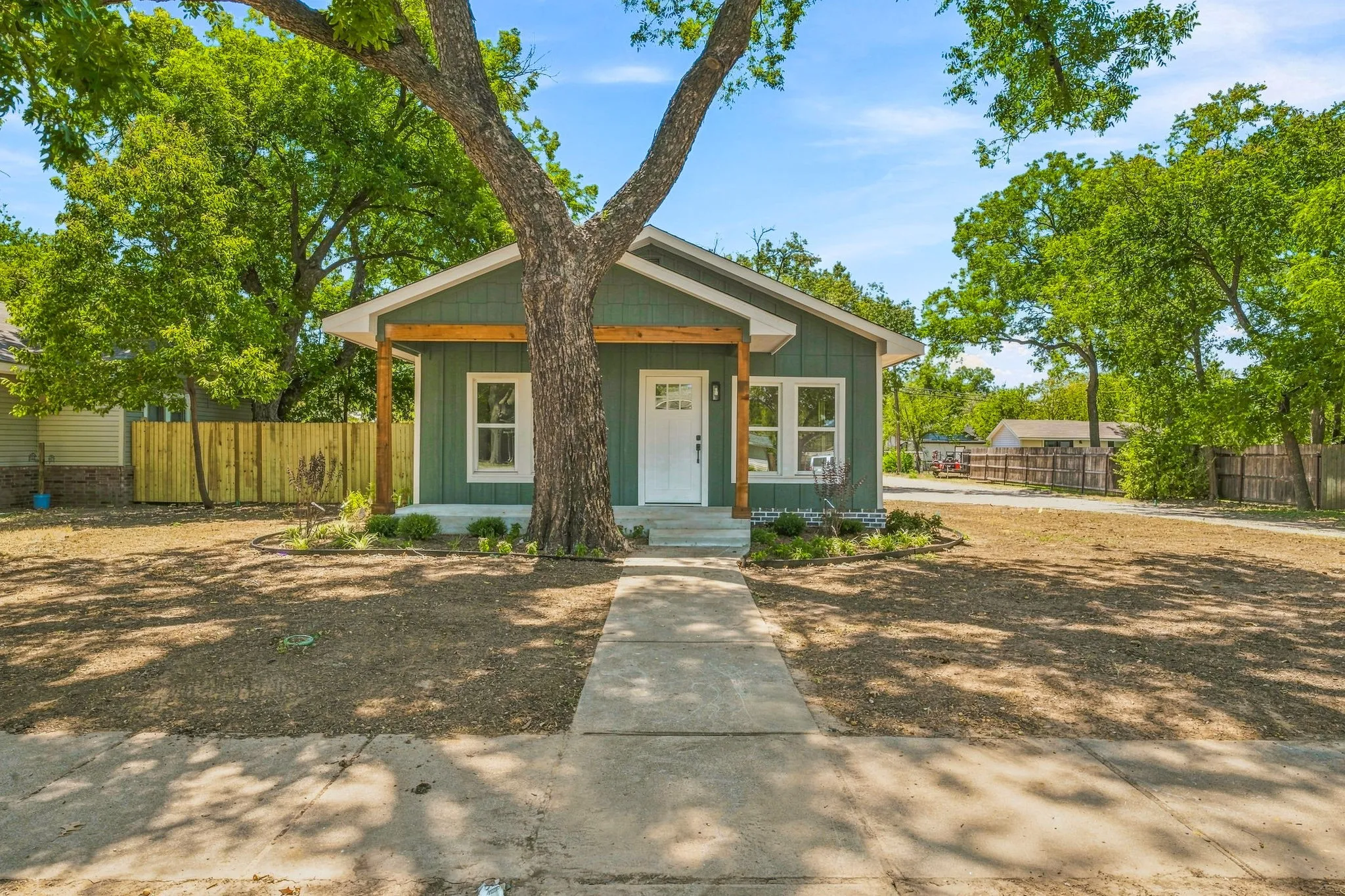 Single Family Residence For Sale in Young County , 910 3rd Street, Graham, Texas 76450, 2 Bedroom, 1 Bathroom, 1 Garage spaces, 1,104 Sqft, built in 1960, mls#21367400, Real Estate Agent in Graham, Homes For Sale in Young county, Homes For Sale in Graham, Realtor in Graham Texas, Real Estate Brokerage Independent Realty Texas, Luminita Cordes Realtor